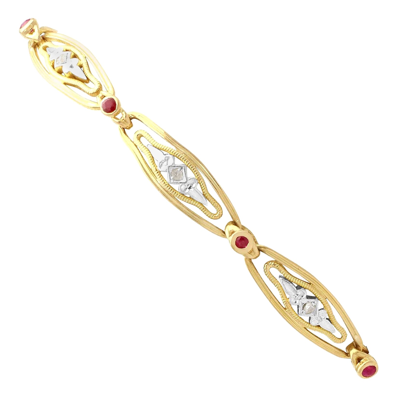 Impresionante brazalete vintage francés de oro amarillo y blanco de 18 quilates con rubíes de 0,21 quilates y diamantes de 0,08 quilates; forma parte de nuestras diversas colecciones de joyas de rubíes.

Esta fina e impresionante pulsera de oro ha