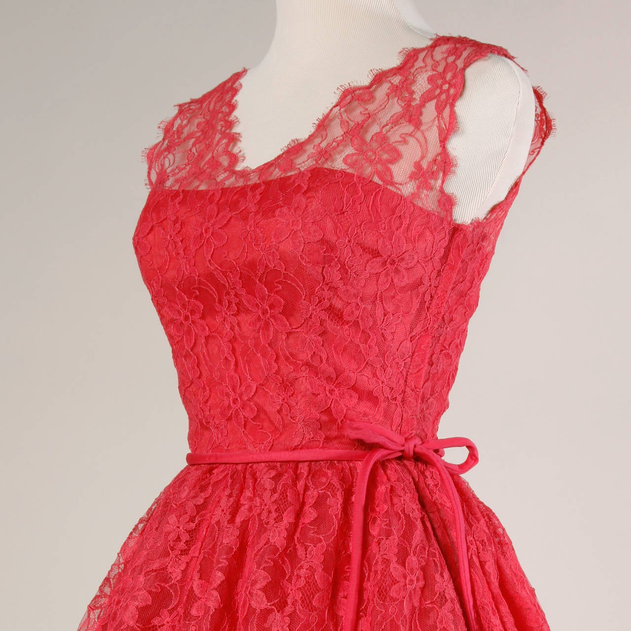 1950s Vintage Fuchsia Barbie Pink Scalloped Lace Cocktail Dress In Excellent Condition For Sale In Sparks, NV