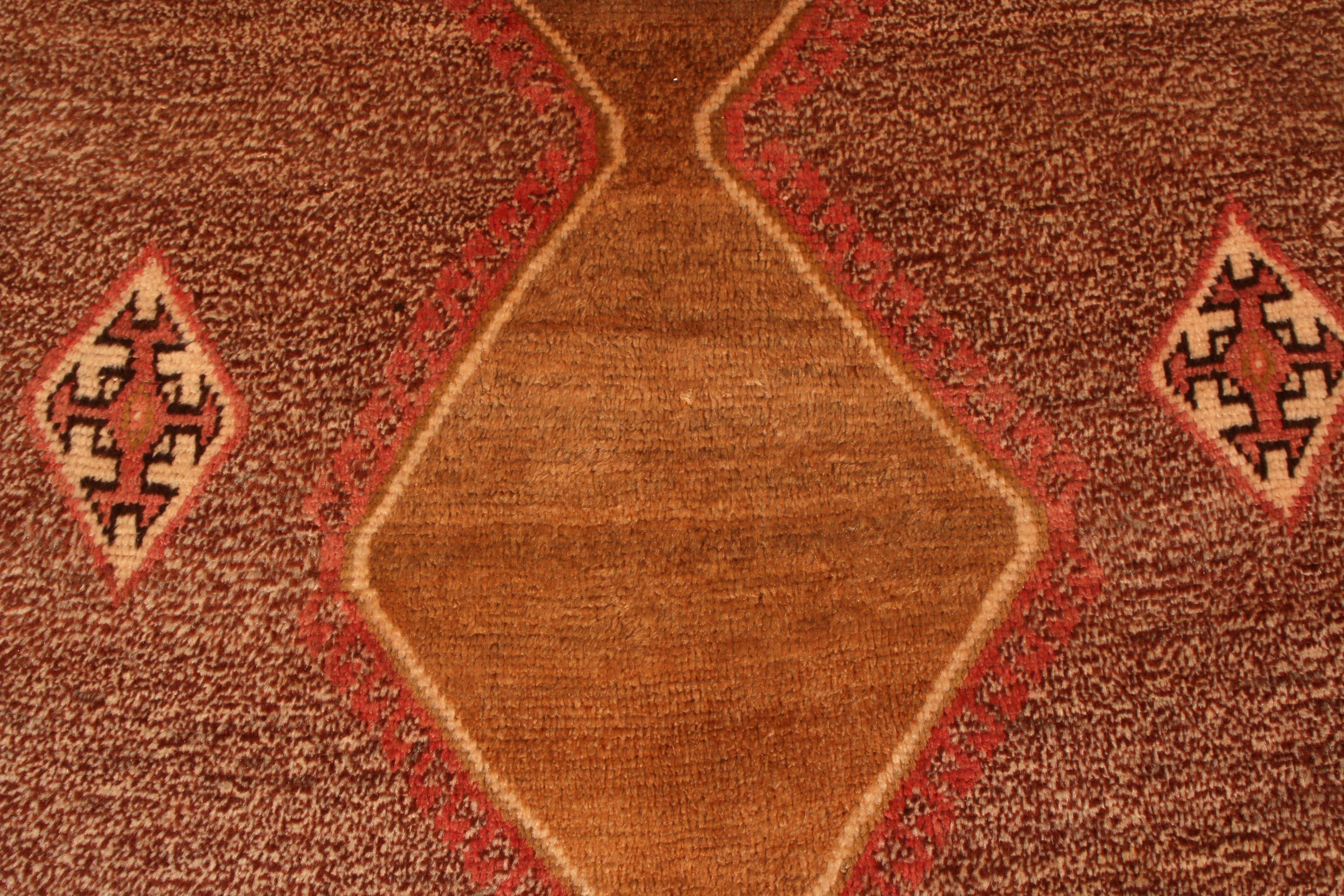 1950s Vintage Gabbeh Rug Red Beige Midcentury Persian Tribal by Rug & Kilim In Good Condition For Sale In Long Island City, NY