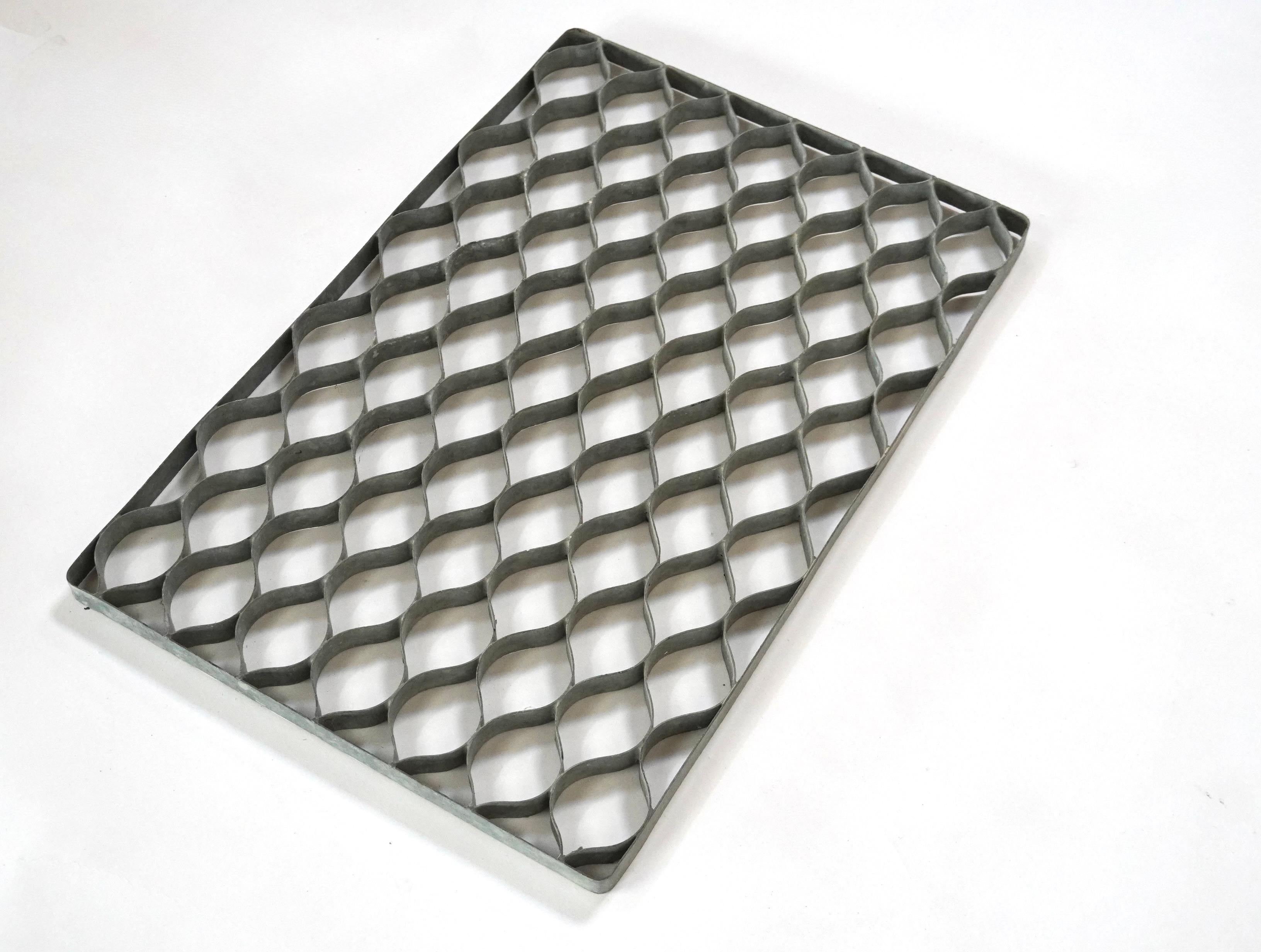 Stuoia per porta in metallo galvanizzato, ideale per situazioni di fango o neve, motivo geometrico in rettangolo, forse fine anni '40 - anni '50. Un meraviglioso elemento scultoreo per l'ingresso. 