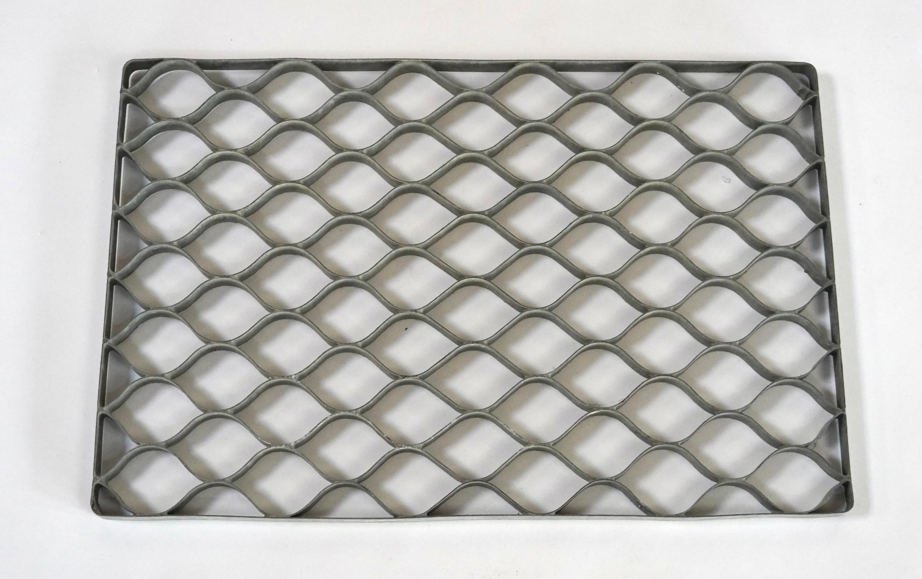 Fatto a mano Stuoia per porta in metallo galvanizzato vintage del 1950 in vendita