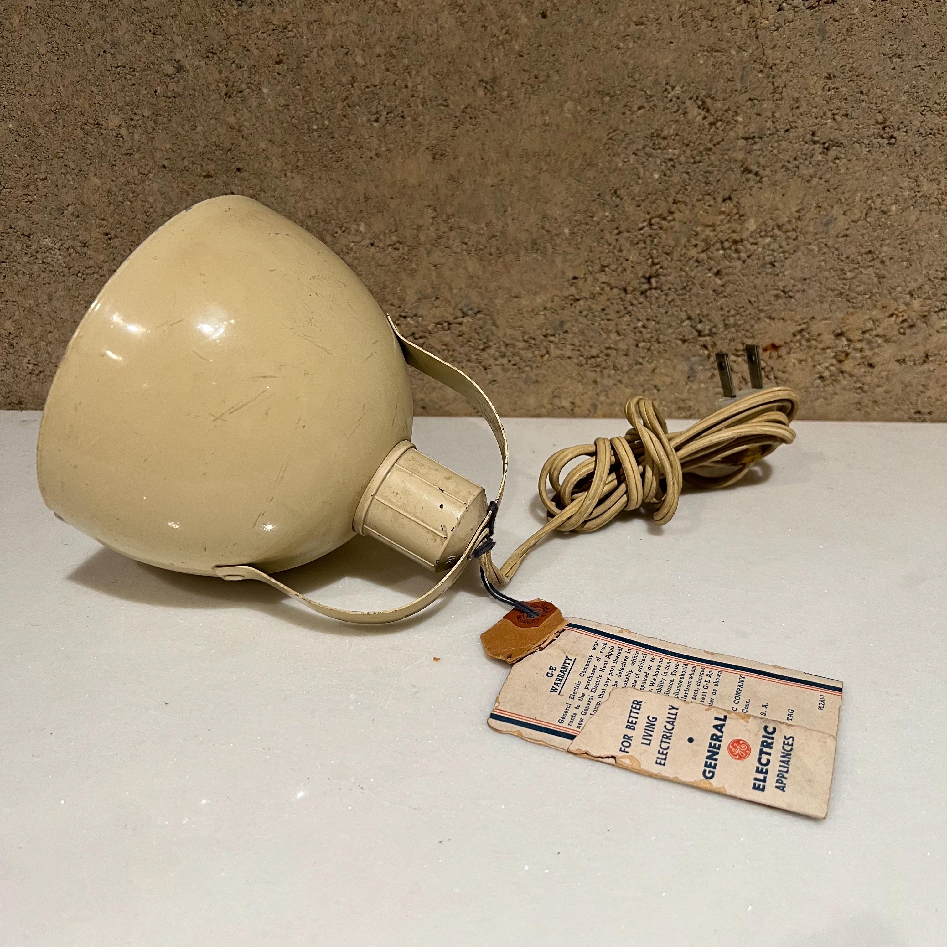 1950s Vintage GE General Electric Therapeutic Heat Applicator Lamp in Beige For Sale 3