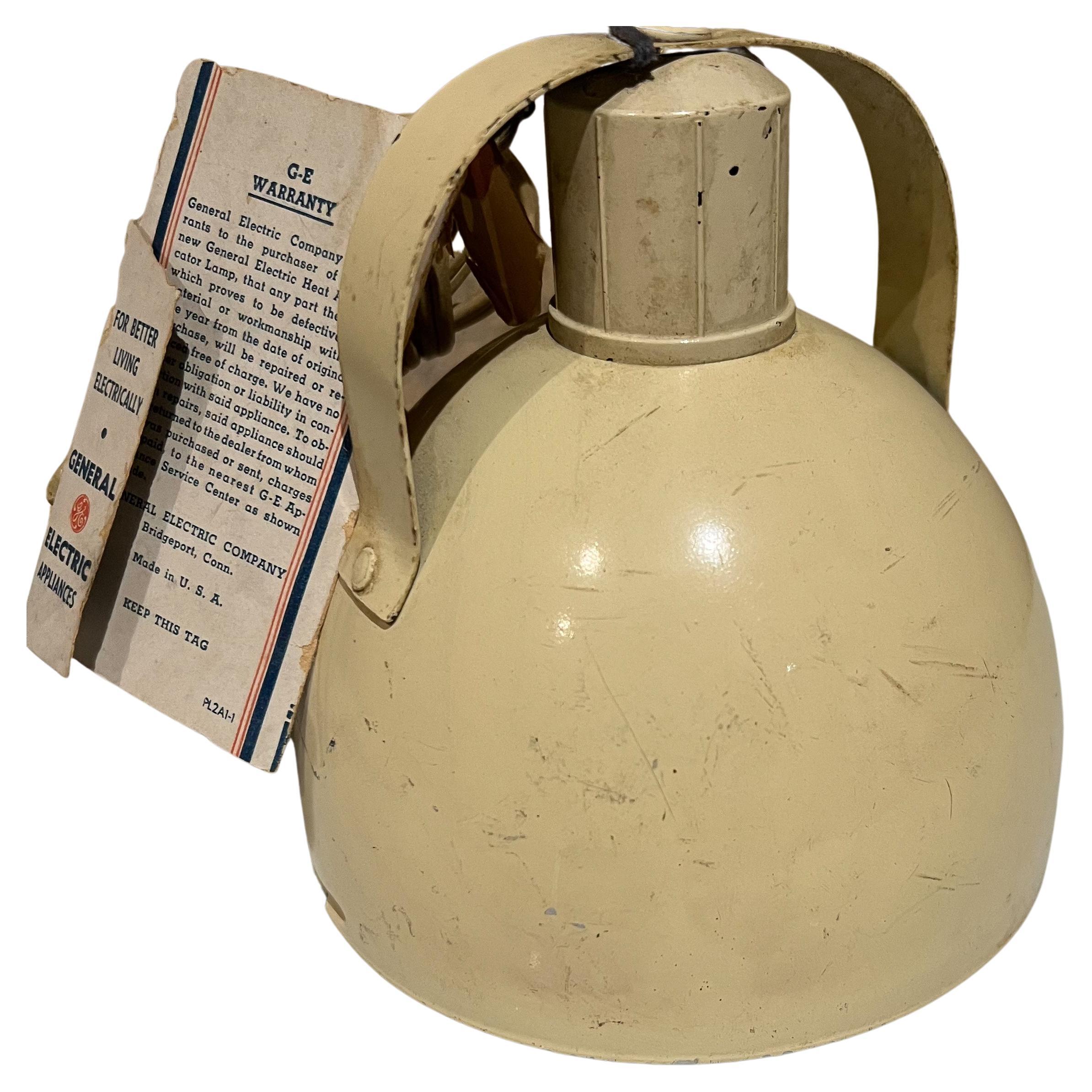 American 1950s Vintage GE General Electric Therapeutic Heat Applicator Lamp in Beige For Sale