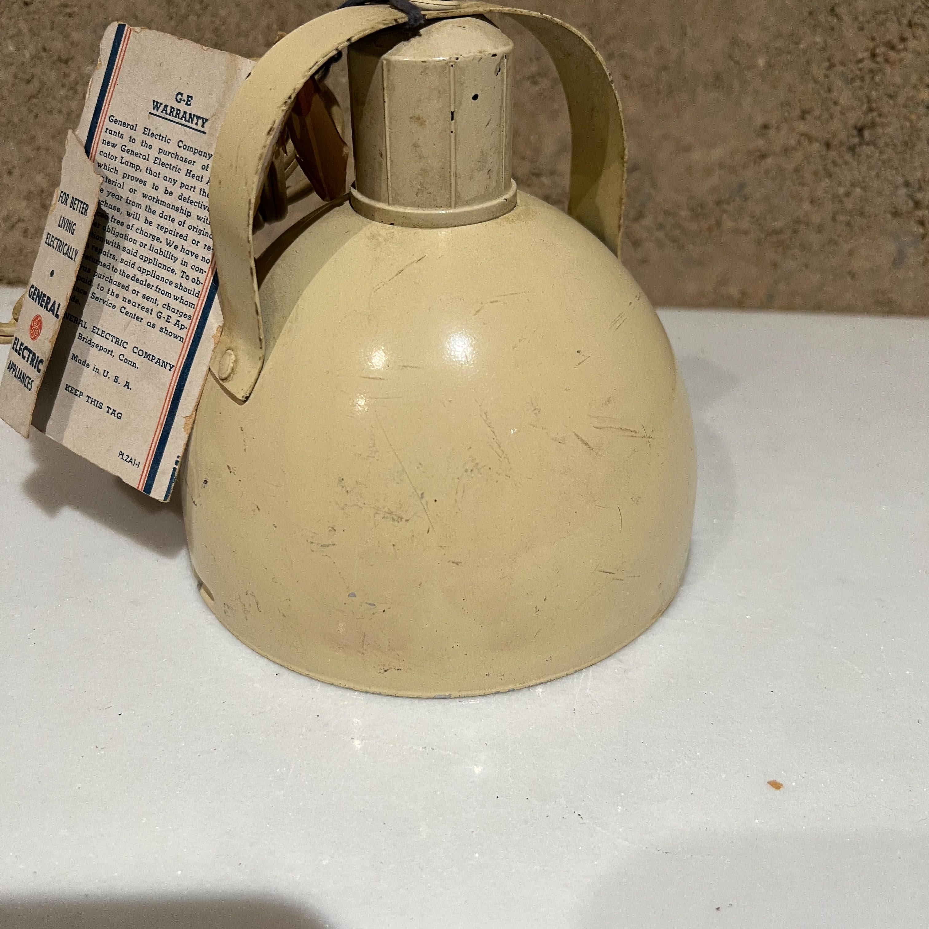 1950s Vintage GE General Electric Therapeutic Heat Applicator Lamp in Beige In Good Condition For Sale In Chula Vista, CA