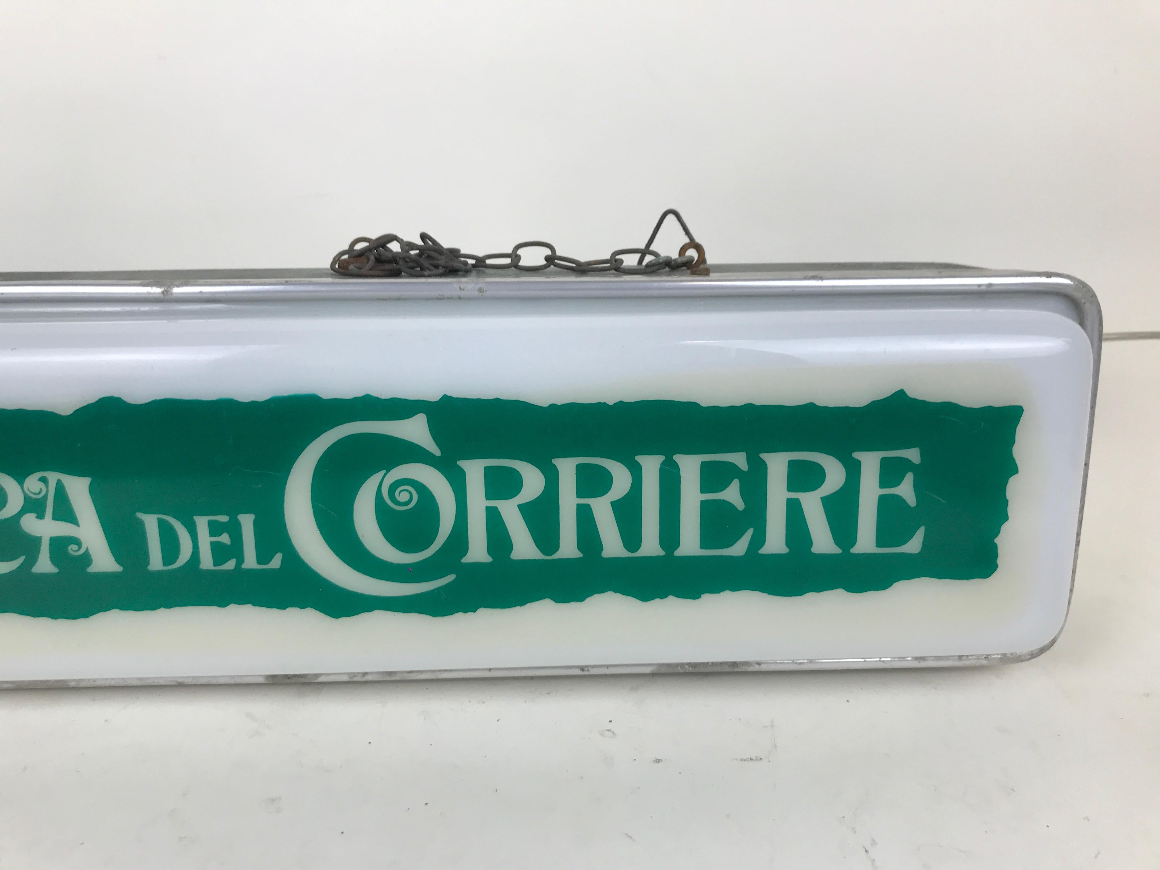 1950s Vintage Green and White Domenica del Corriere Newspaper Illuminated Sign For Sale 5