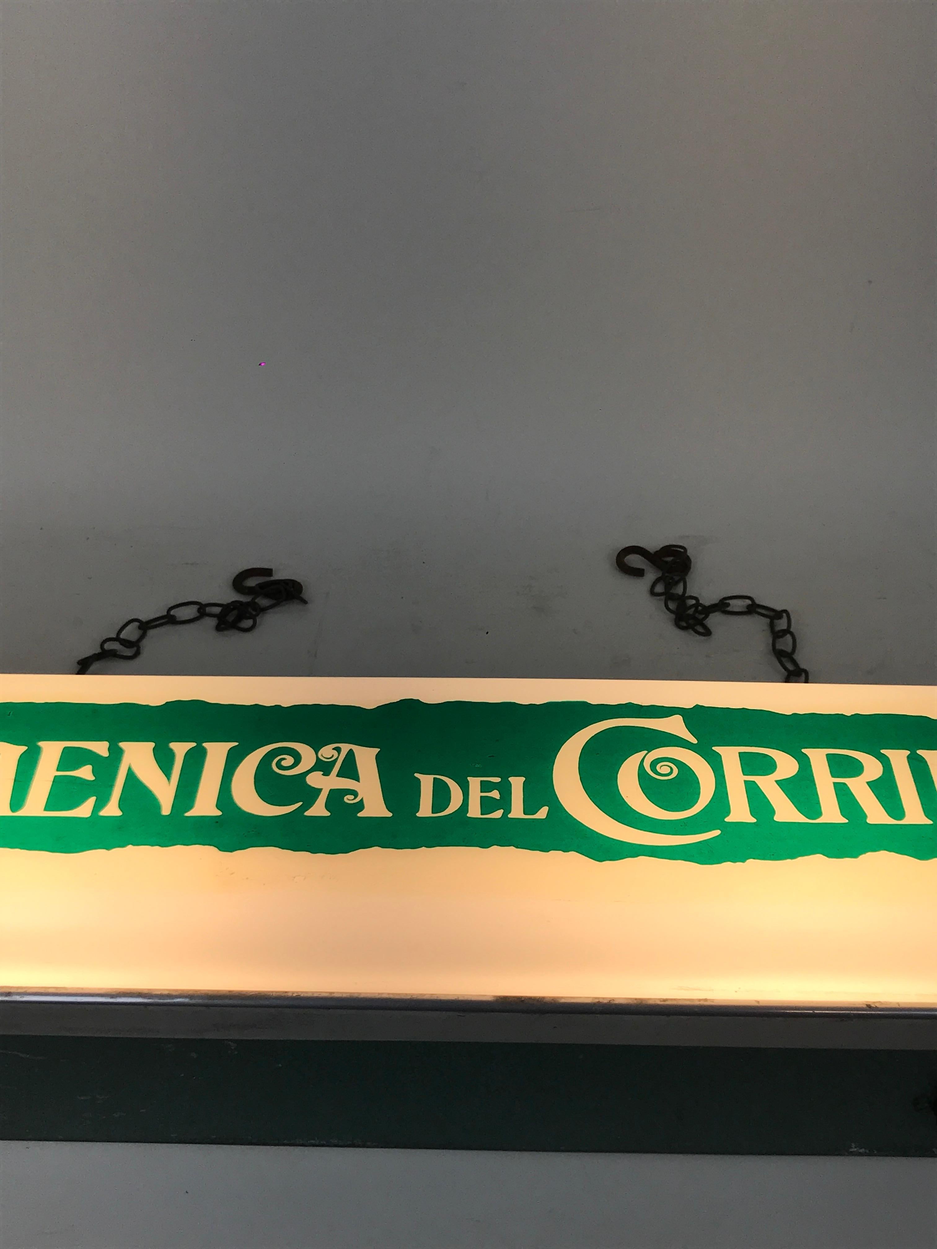 1950s Vintage Green and White Domenica del Corriere Newspaper Illuminated Sign In Good Condition For Sale In Milan, IT