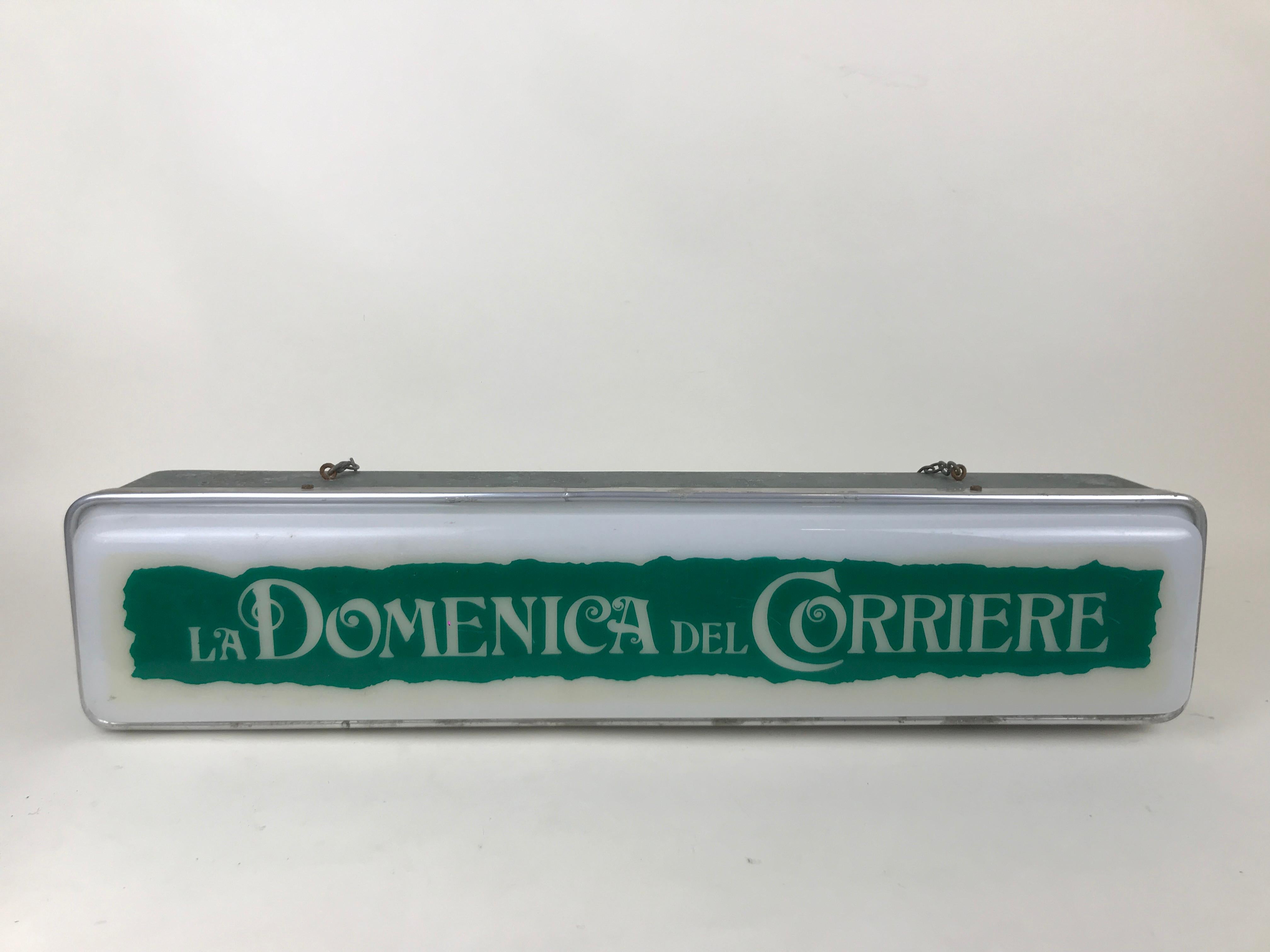 Mid-20th Century 1950s Vintage Green and White Domenica del Corriere Newspaper Illuminated Sign For Sale