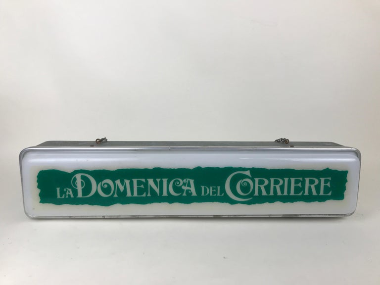 Metal 1950s Vintage Green and White Domenica del Corriere Newspaper Illuminated Sign For Sale