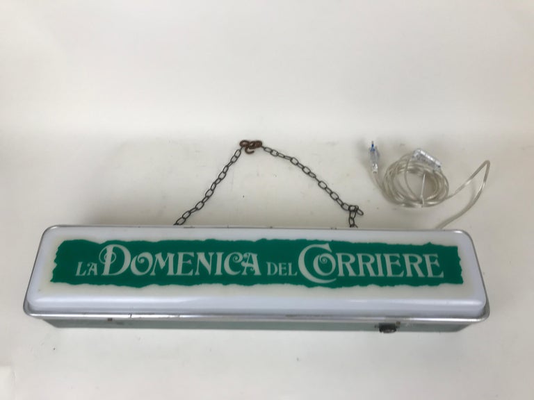 1950s Vintage Green and White Domenica del Corriere Newspaper Illuminated Sign For Sale 1