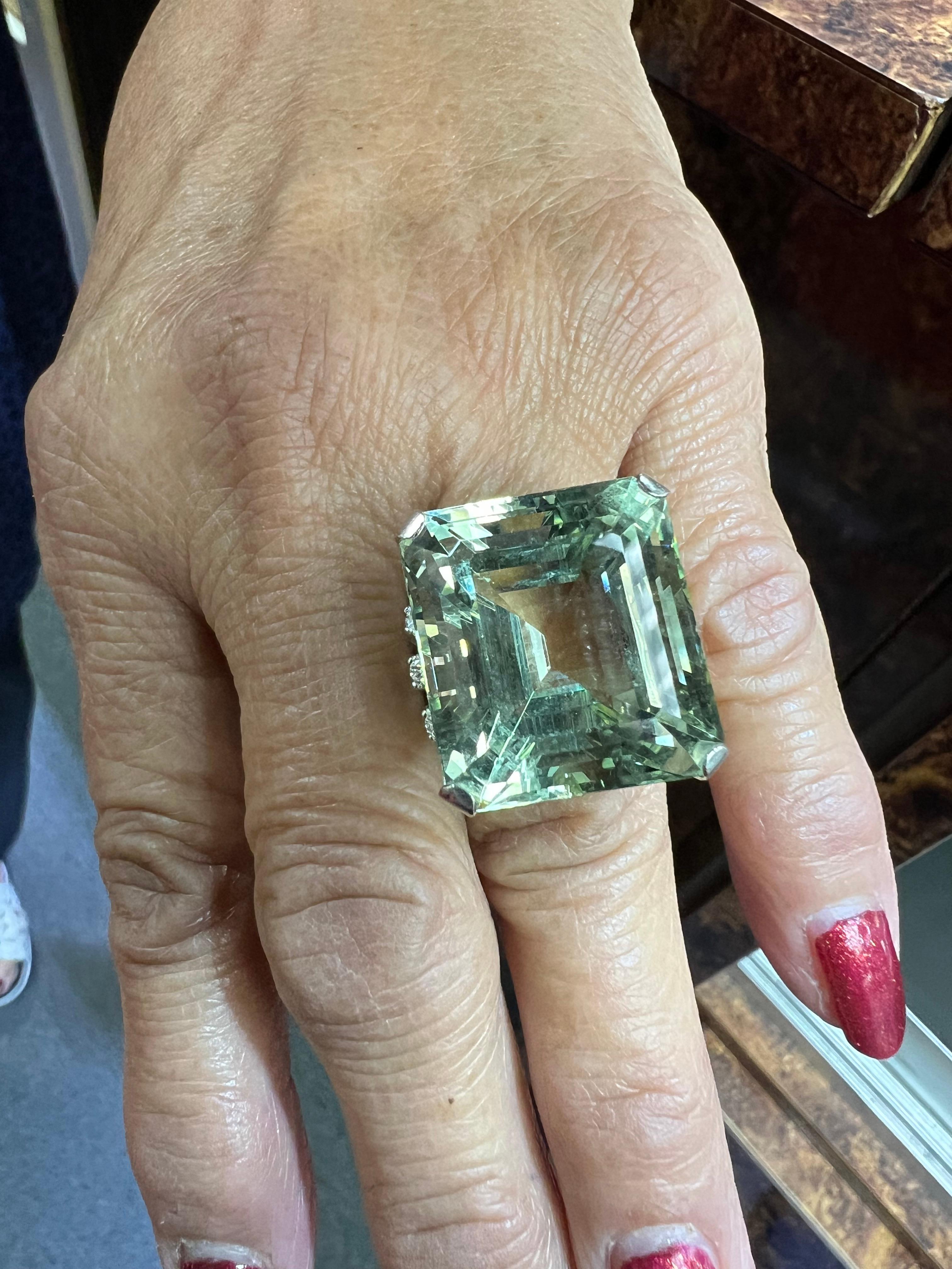 1950s Vintage Béryl vert et diamant bague de cocktail en or blanc.

Cette bague en pierre précieuse est tout à fait unique.  Le très grand béryl vert, pesant environ 40 carats, présente une clarté et un éclat exceptionnels.  Il a été serti dans une