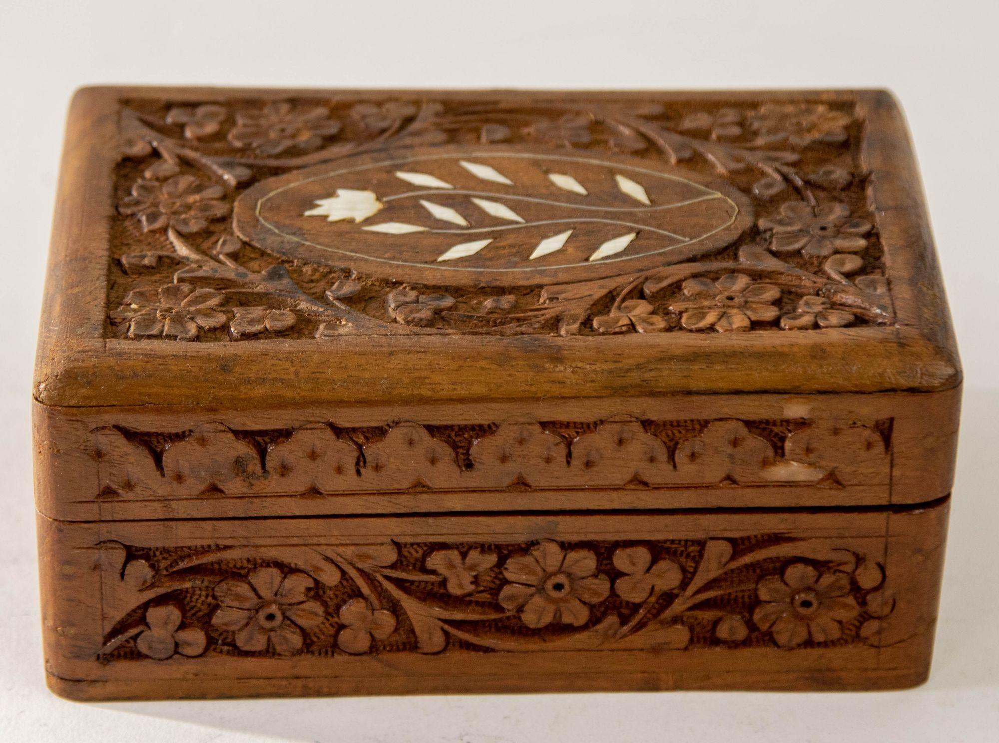 Vintage Traditional Carved Walnut Bone Inlaid Storage Jewelry Box.
Kashmiri hand carved trinket box with hinged lid shallow relief carving  and bone inlay with interior lined with blue velvet.
A beautifully hand-carved jewelry box made with