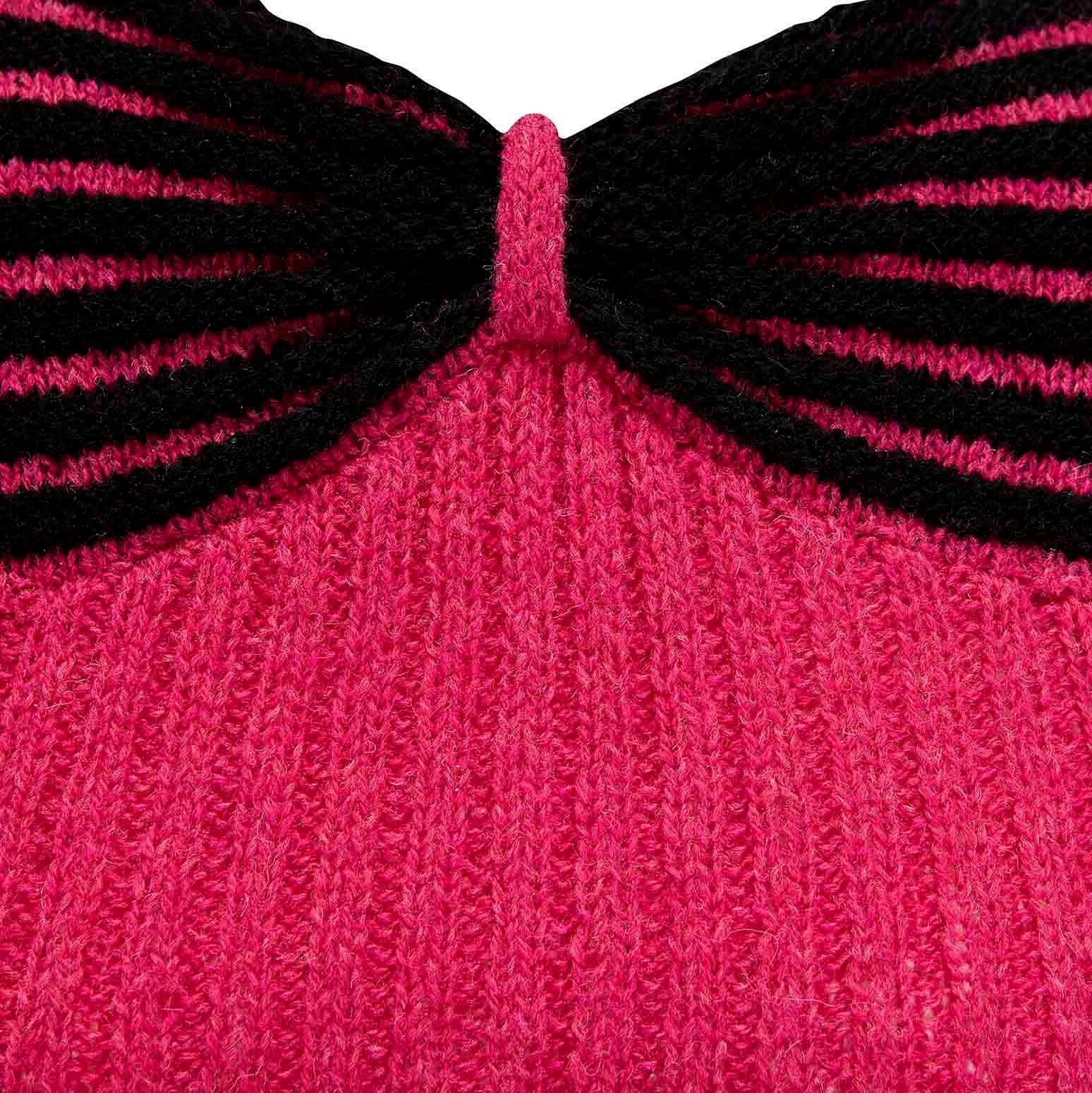 Produkt-Details: Handgestrickter Pullover - Knopfleiste auf der Rückseite - 3/4 lange Ärmel - Puffärmel - kontrastierender schwarzer Strickeffekt mit Schleife / Vorderseite des Pullovers
Label: Unbekannt
Epoche: ca. 1950
Stoff Inhalt: Wolle
Größe: