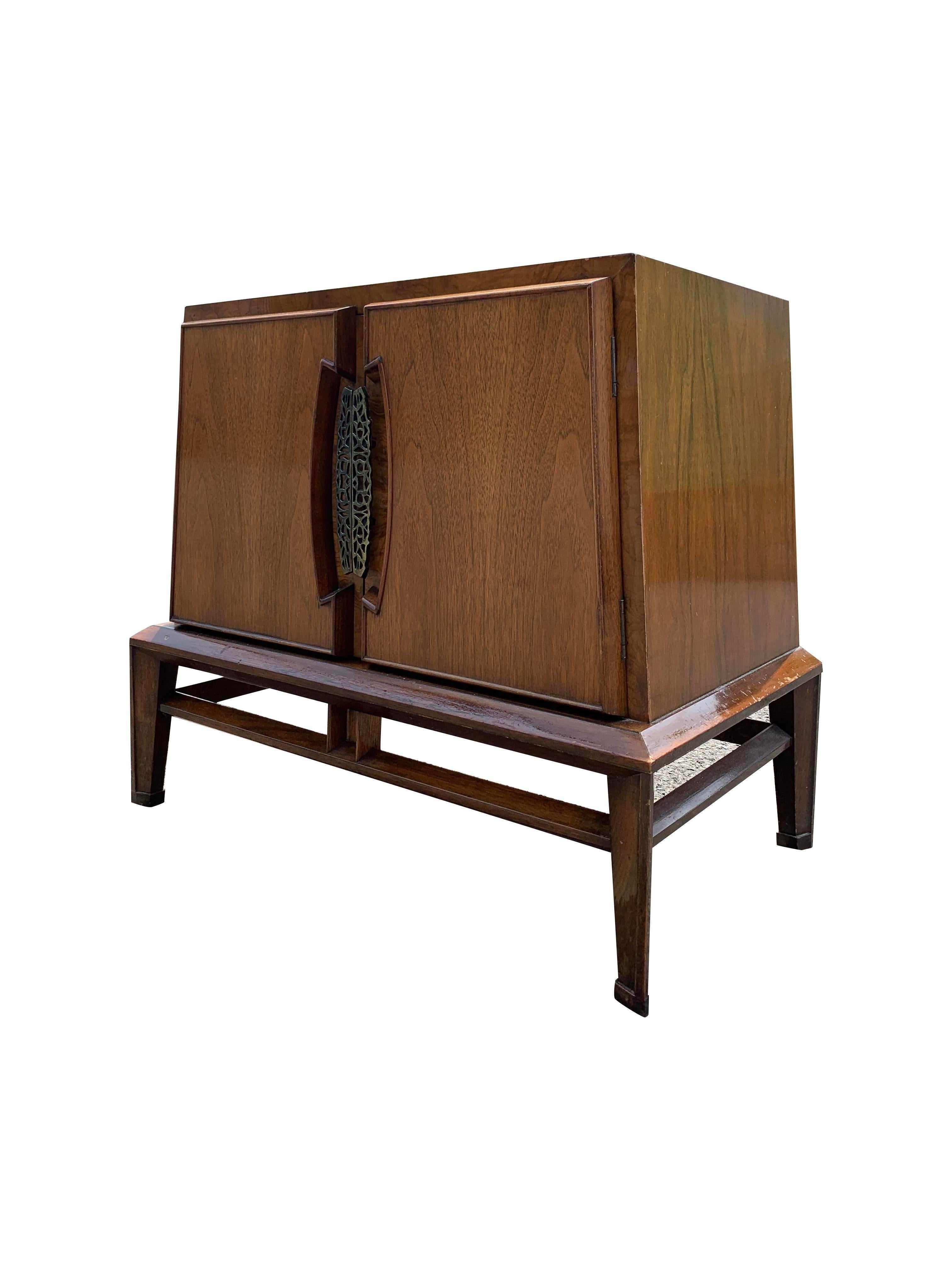 Vintage Helen Hobey Baker Mid-Century Modern Einzelner Nachttisch

Dieser Nachttisch im Vintage-Stil ist ein Muss für jeden, der seinem Schlafzimmer einen Hauch von Mid-Century Modernität verleihen möchte. Das kultige Design und die hochwertigen