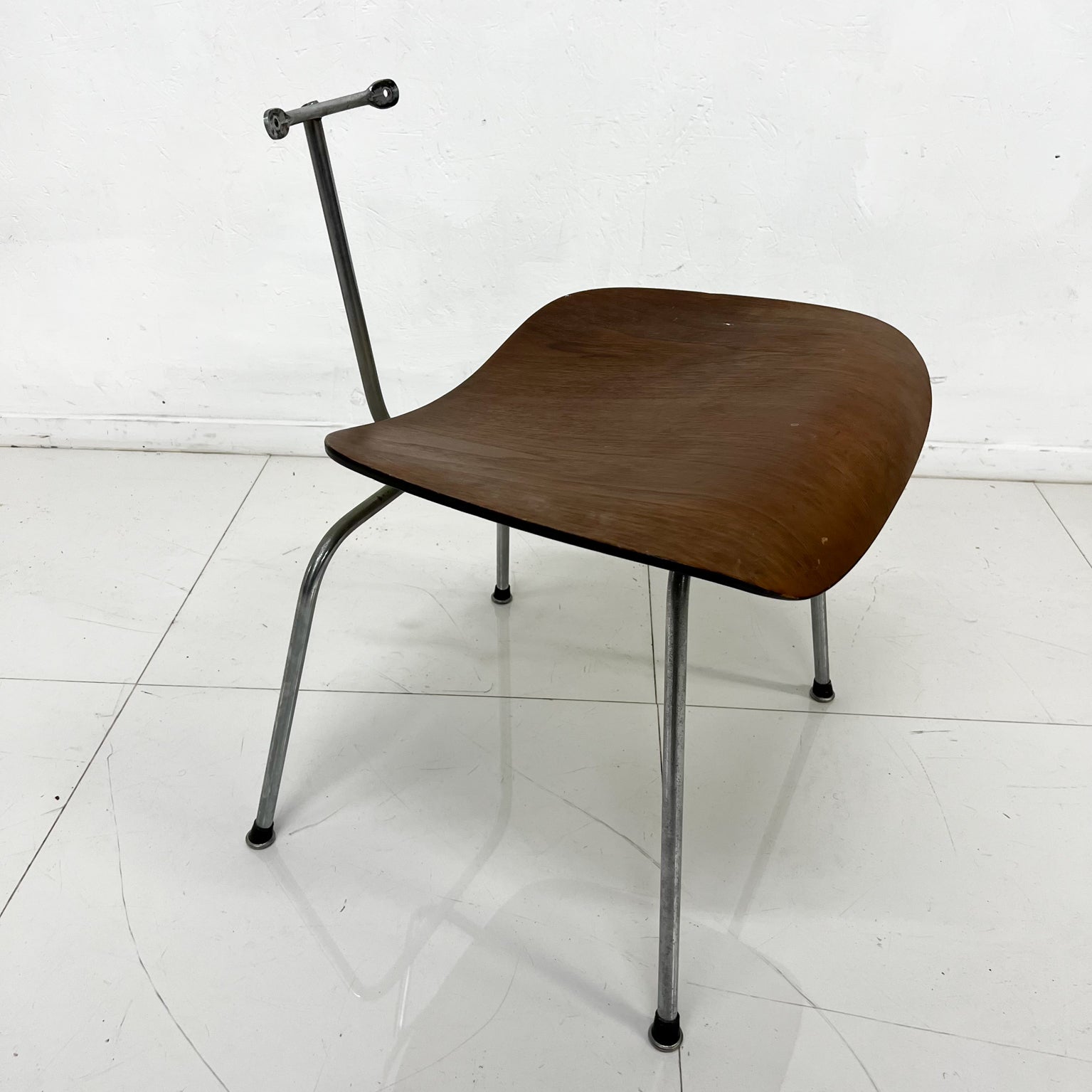 1950s eames for Herman Miller
Molded plywood chair
No label present.
Missing back rest
Measures: 19.25 w x 21.5 d x 25.5 tall, Seat 18 height
Preowned unrestored vintage condition
See all images provided.