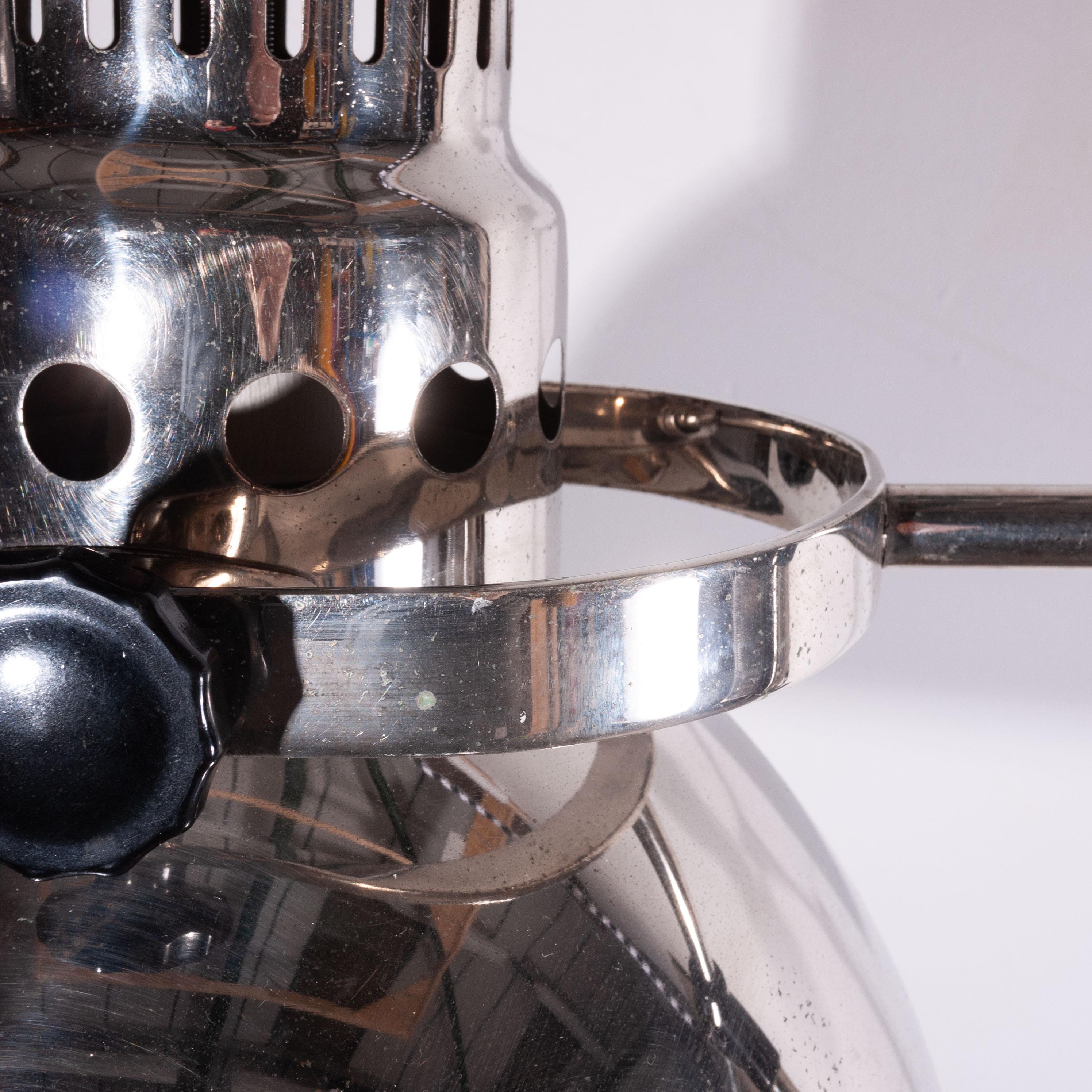 lampadaire industriel chromé réglable des années 1950, base pivotante sur roulettes
lampe sur pied/lampe industrielle chromée des années 1950, réglable, avec base pivotante sur roulettes. Provenant d'un laboratoire ex-soviétique, c'est un