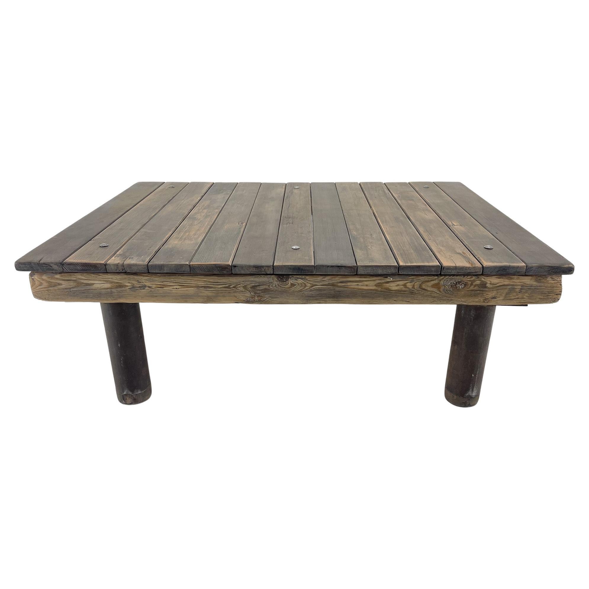 Table basse industrielle vintage en bois et fer des années 1950