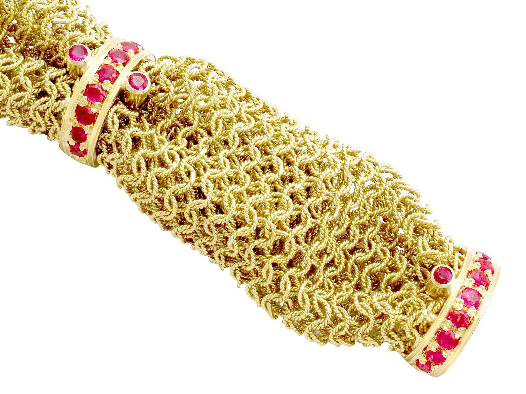 Round Cut 1950s Vintage Italian 1.39 Carat Ruby and Yellow Gold Bracelet