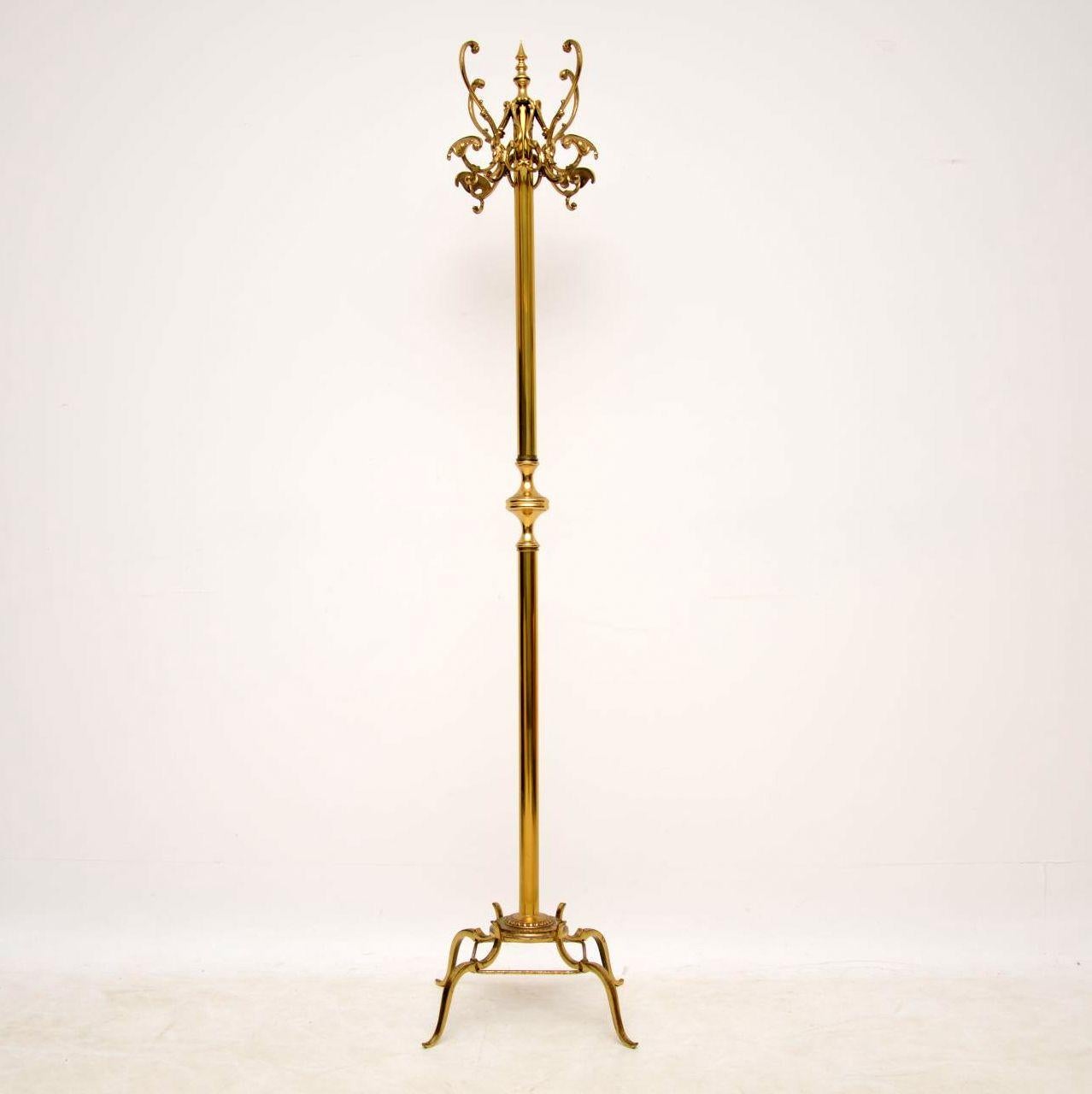 A stunning and very well made hatstand or coat rack in brass, this was made in Italy, it dates from around the 1950s-1960s. The quality is excellent, and the condition is great for its age, there is just some minor surface wear and tarnish here and