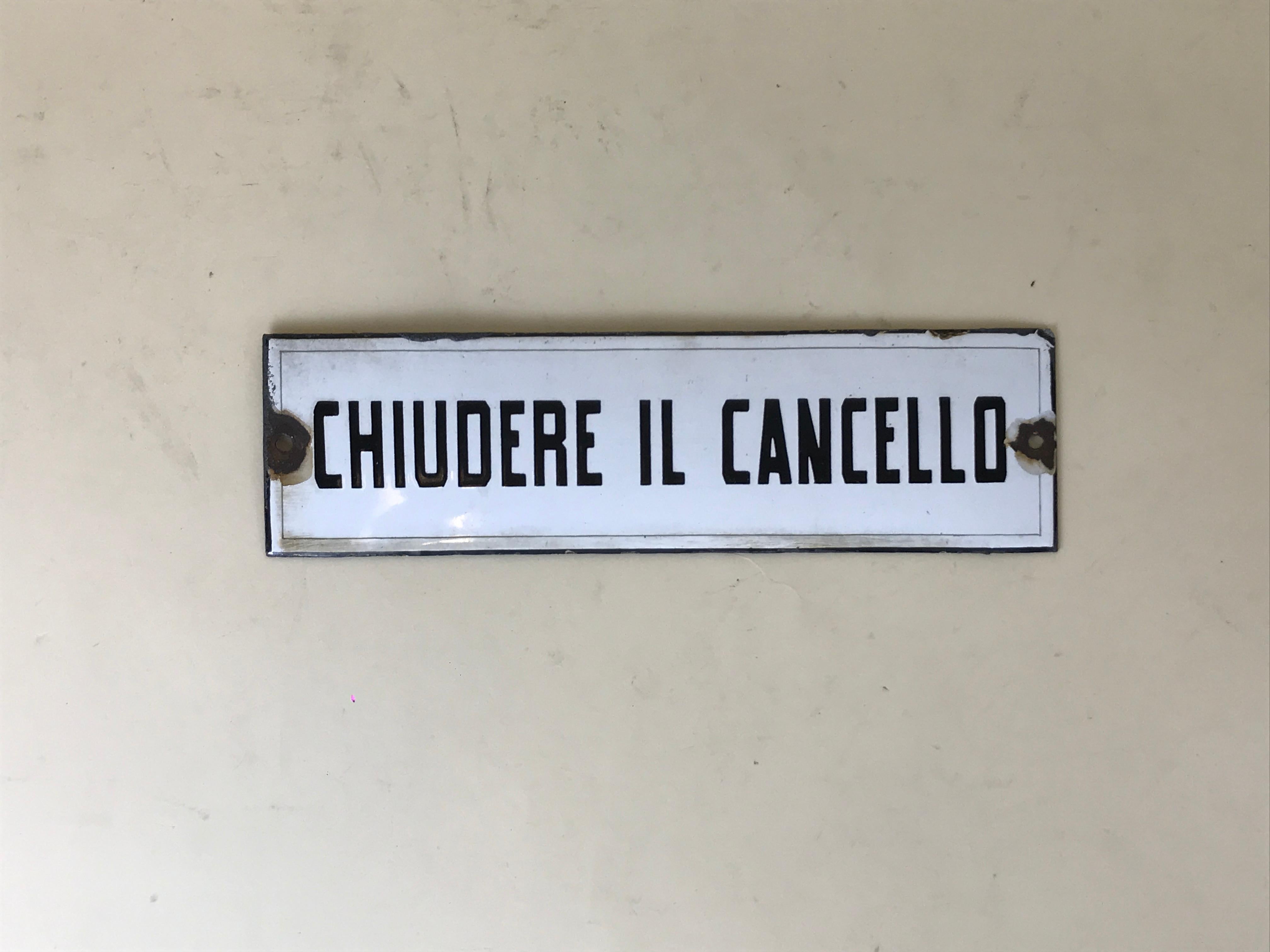 1950s Vintage Italian Enamel Metal Sign Close the Gate, or Chiudere il Cancello In Good Condition For Sale In Milan, IT
