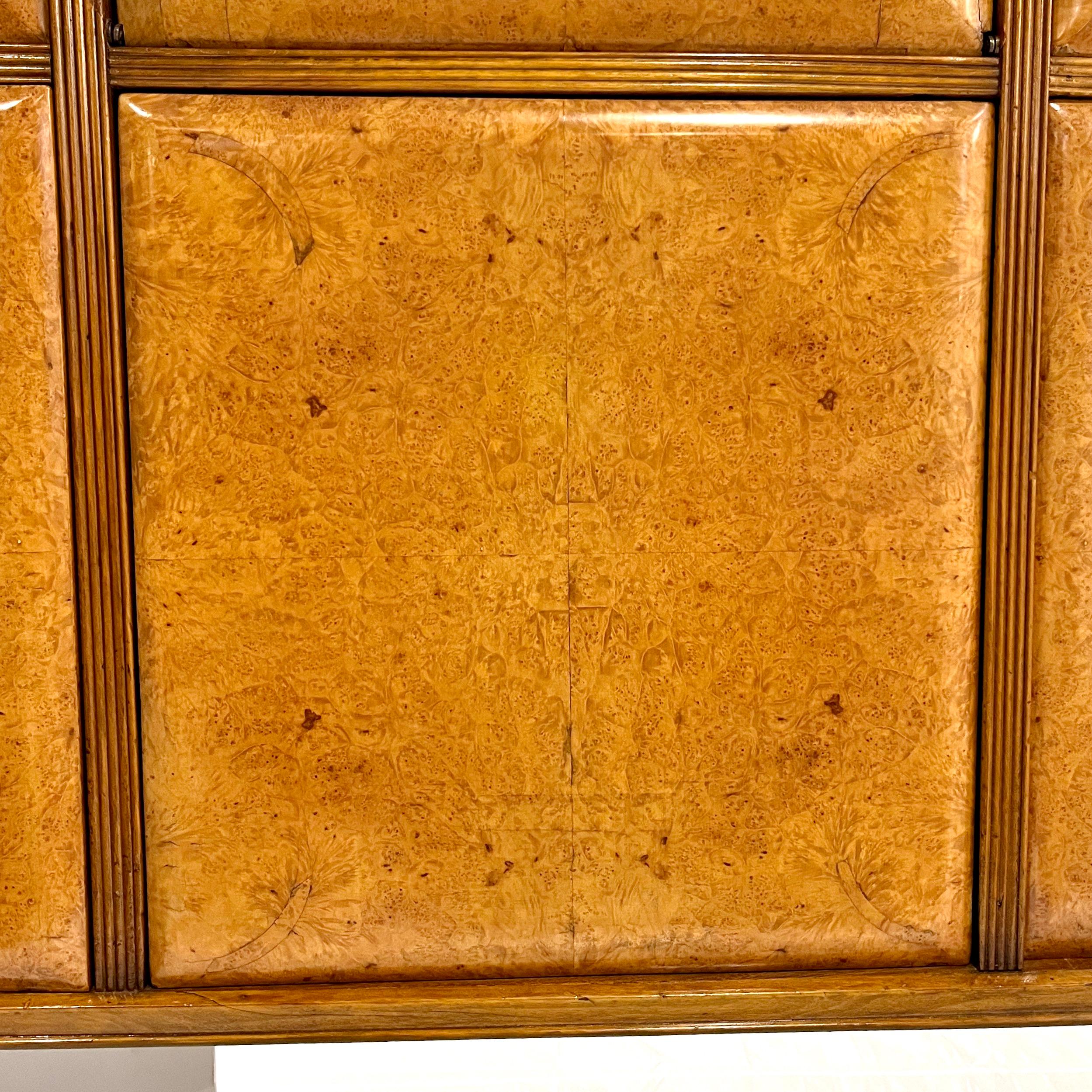 1950s Vintage Italian Italian Maple Burl Wood Cabinet Bar with Cream Leather Panels en vente 3