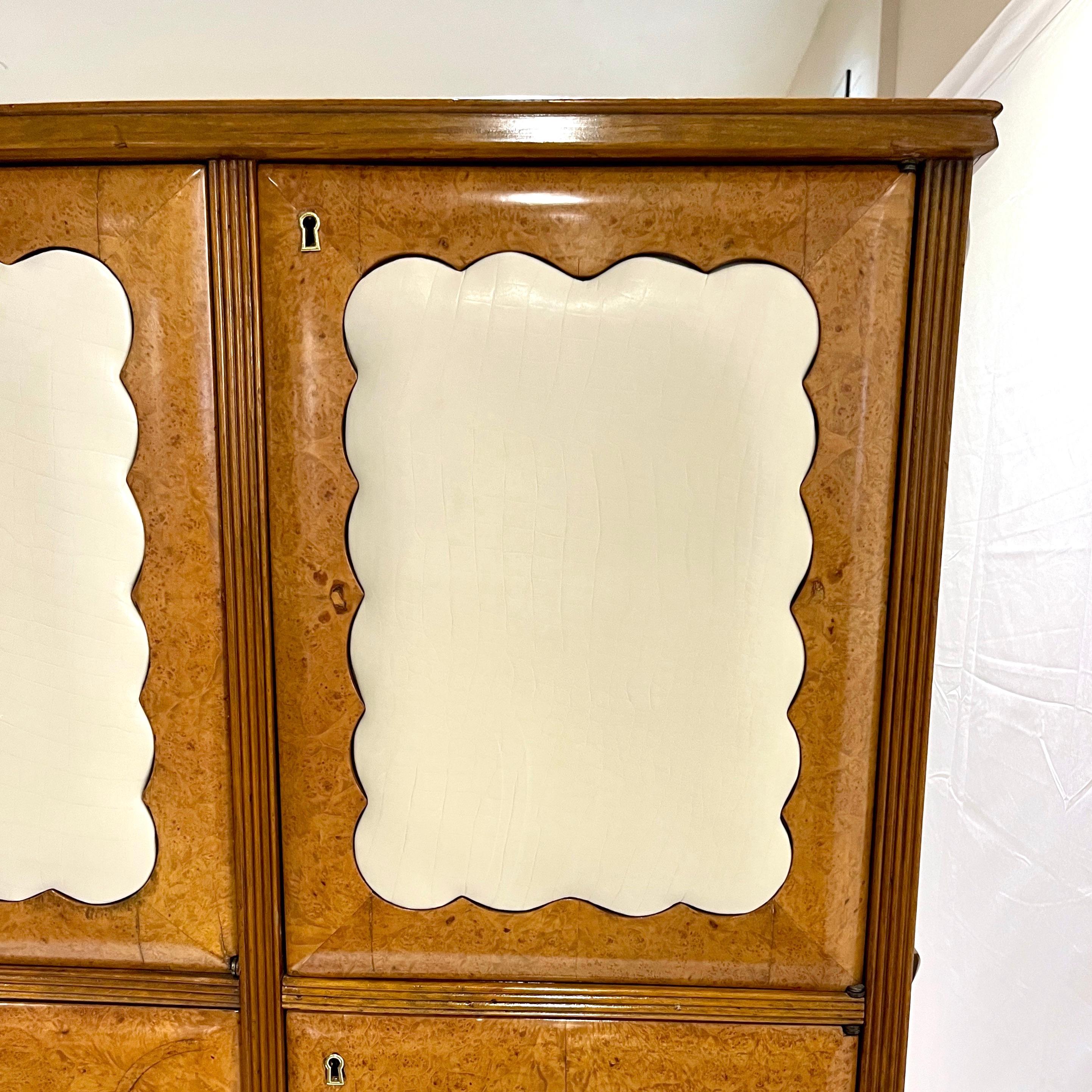 1950s Vintage Italian Maple Burl Wood Cabinet Bar with Cream Leather Panels For Sale 9