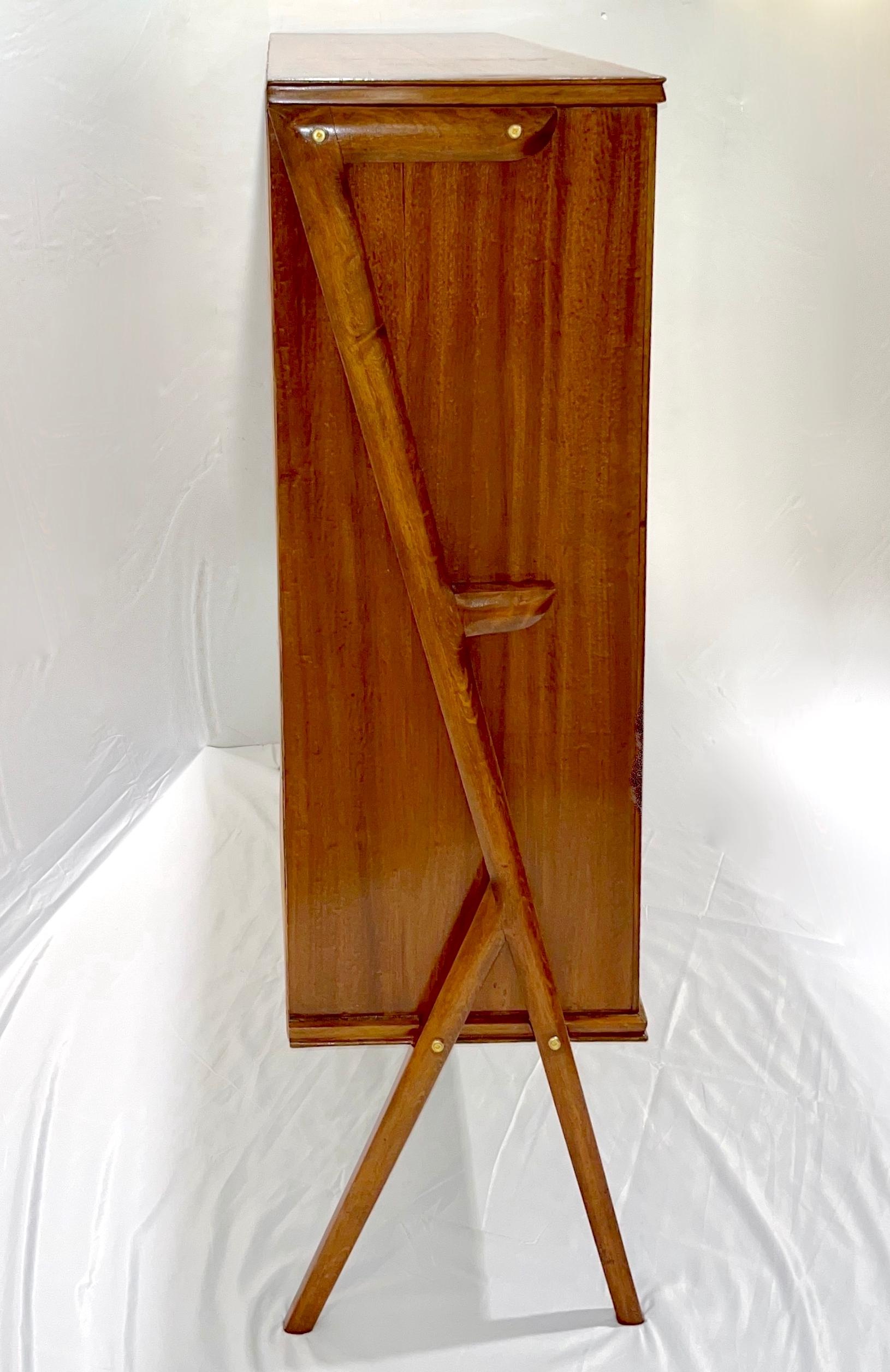 1950s Vintage Italiano Arce Burl Madera Gabinete Bar con paneles de cuero crema en Bueno estado para la venta en New York, NY