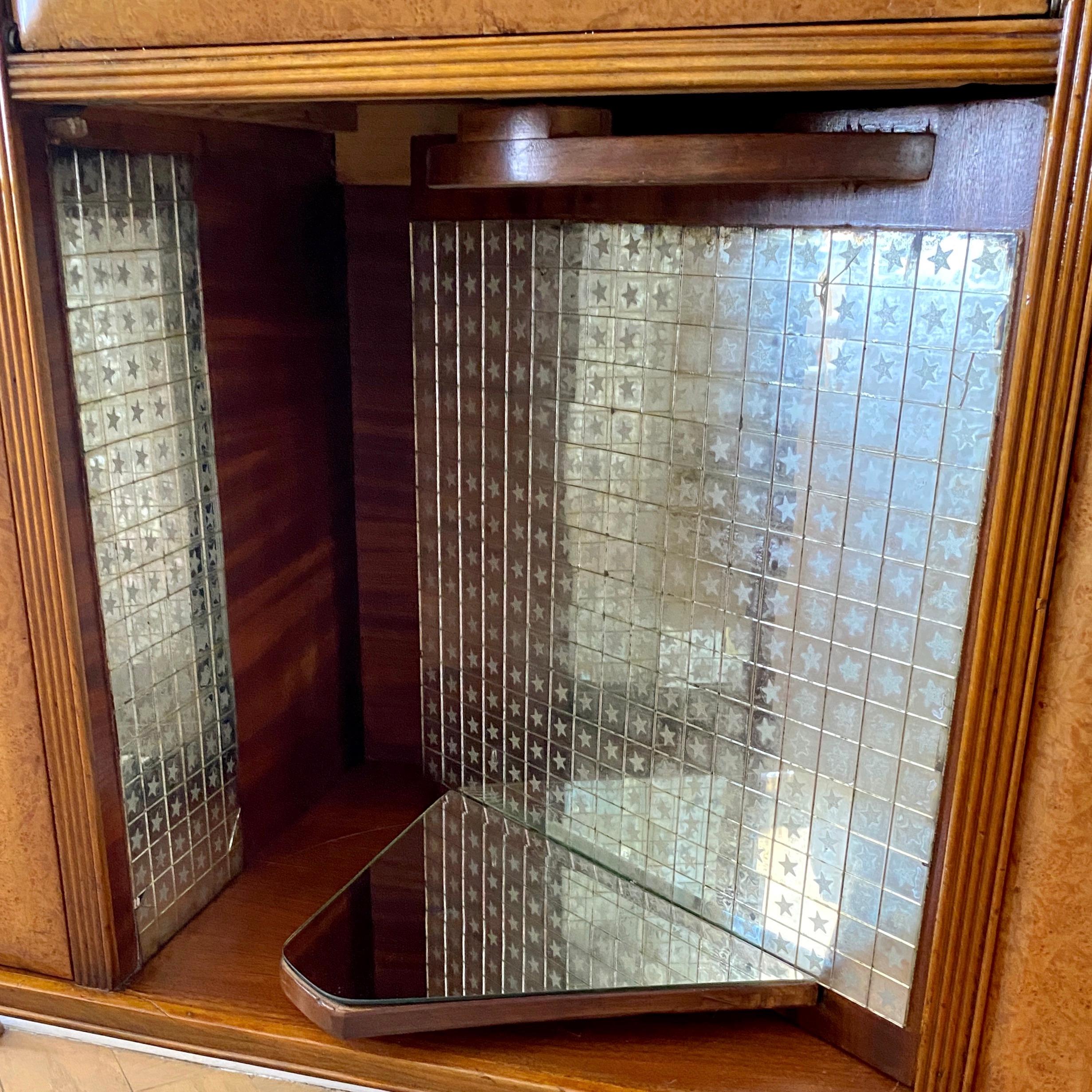 1950s Vintage Italian Italian Maple Burl Wood Cabinet Bar with Cream Leather Panels Bon état - En vente à New York, NY