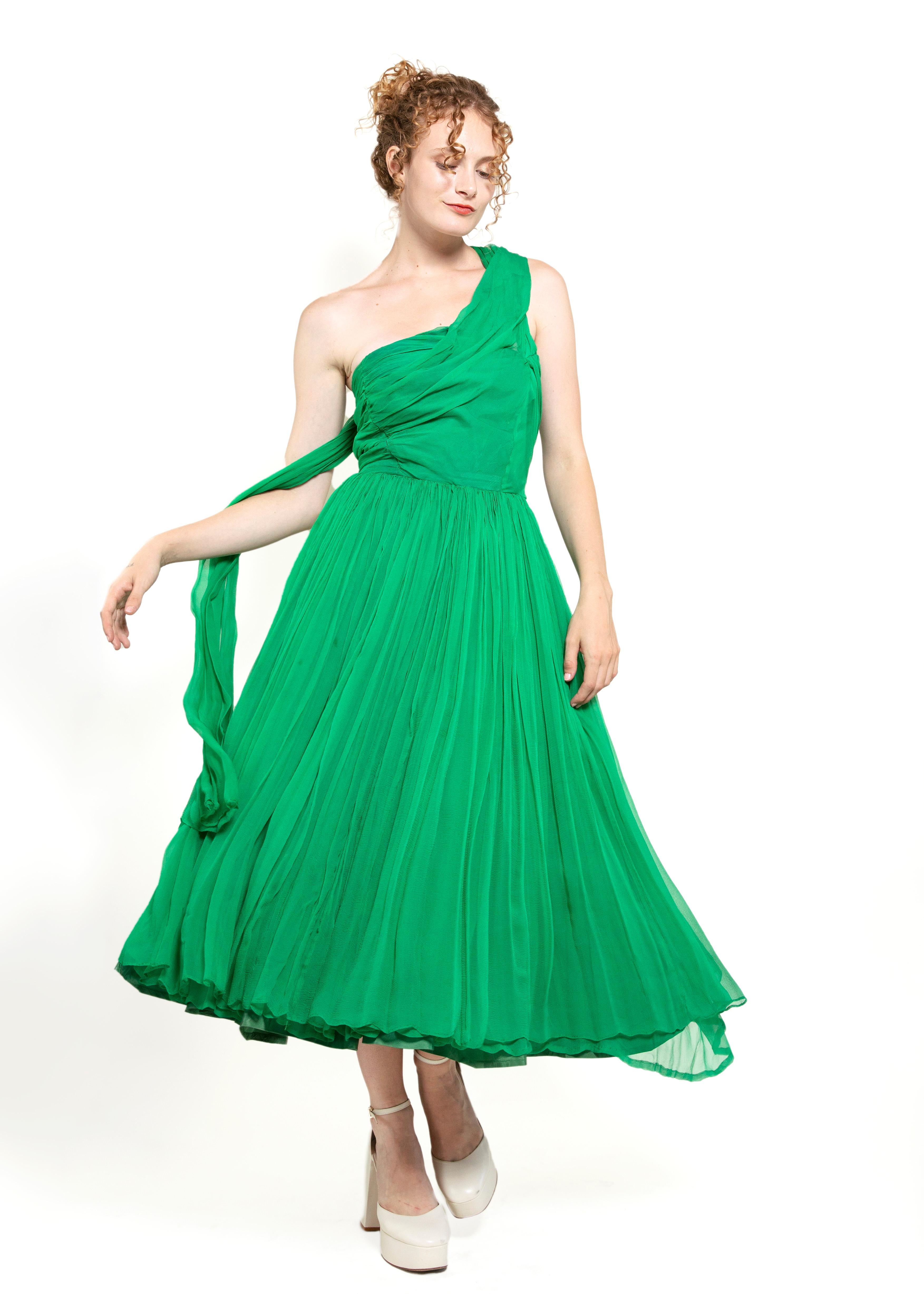 1950's Vintage Kelly Green Silk Chiffon Cocktail Dress For Sale 2