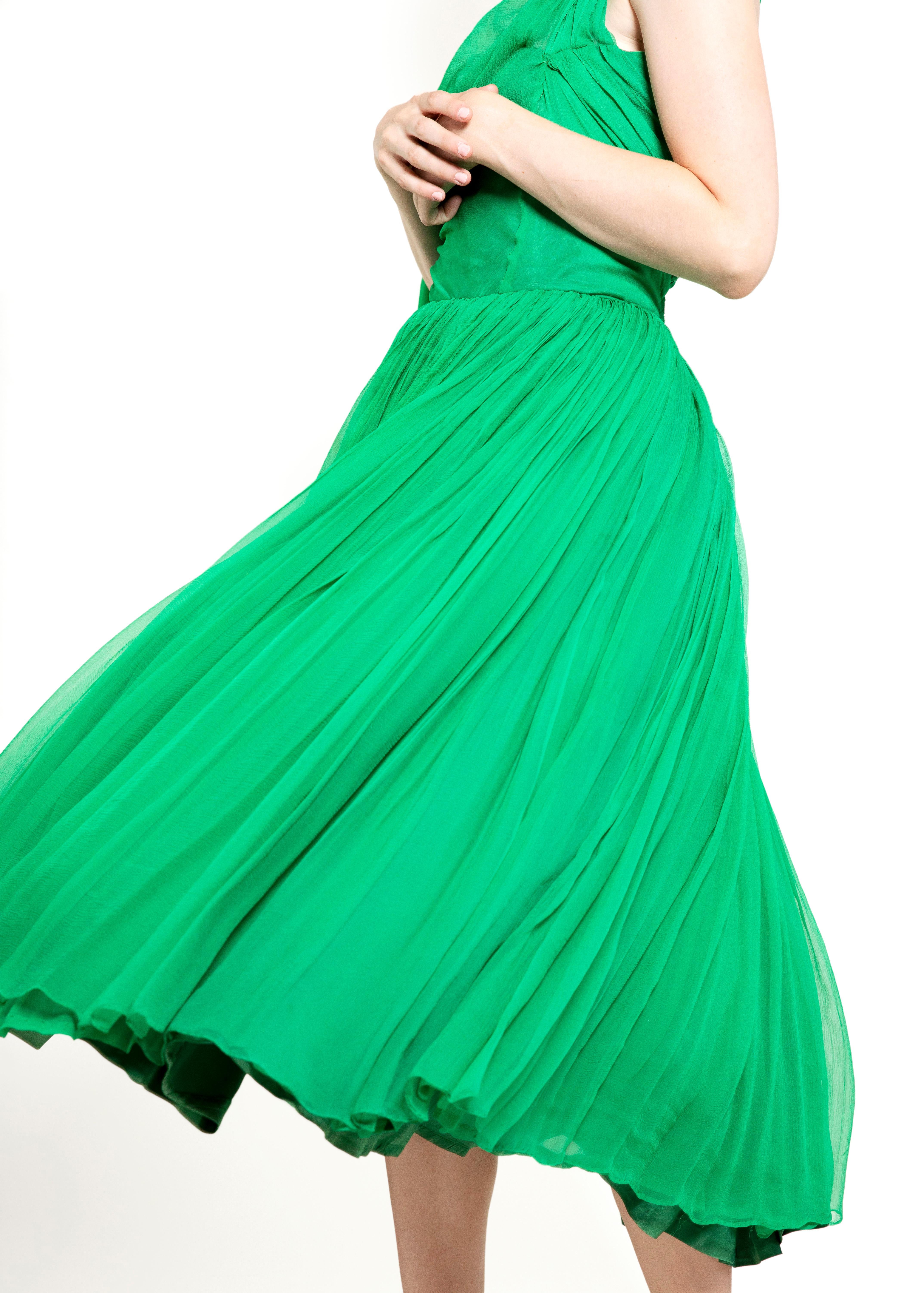 1950's Vintage Kelly Green Silk Chiffon Cocktail Dress For Sale 3