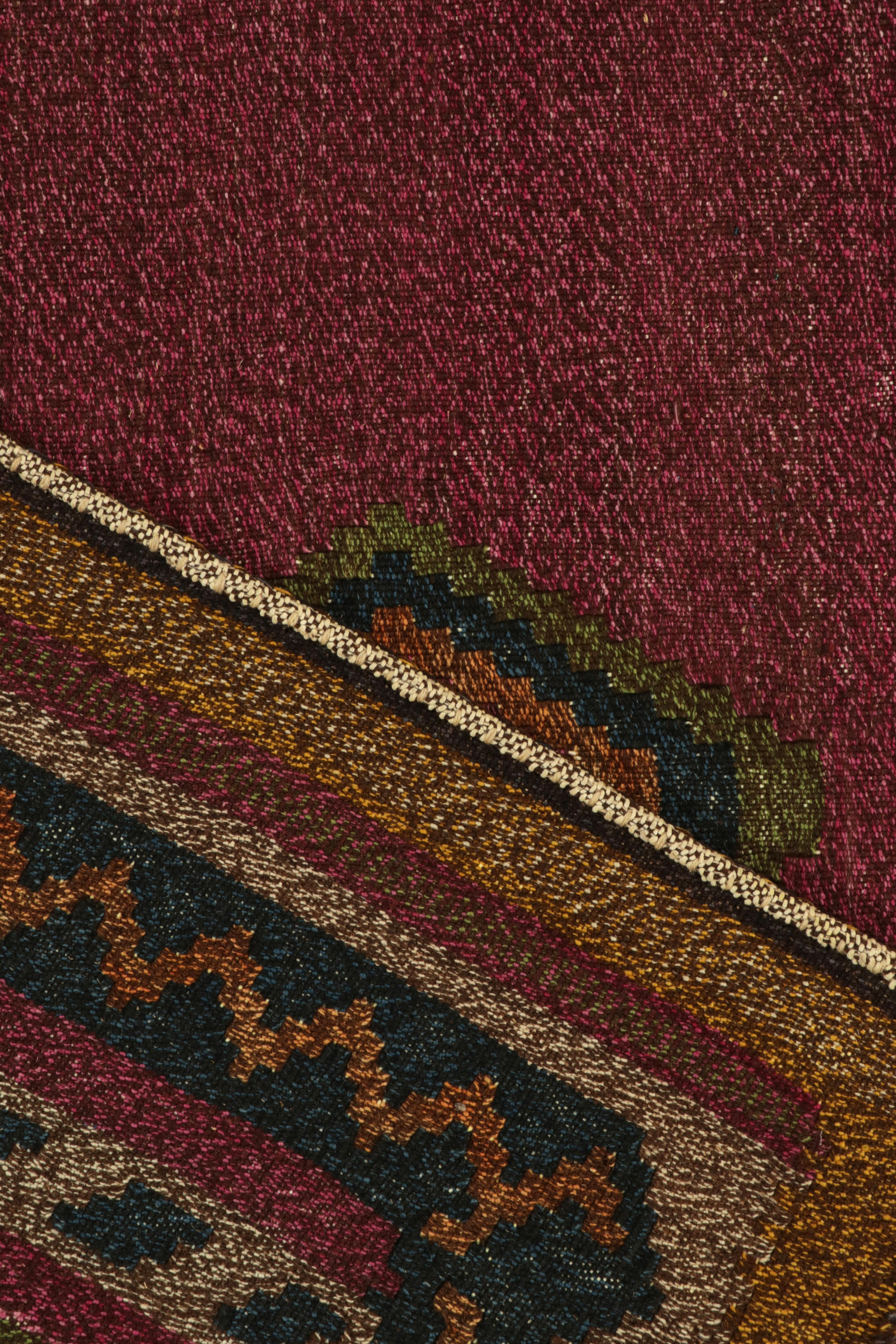 Alfombra Kilim Vintage de los años 50 con diseño de medallón de fondo burdeos by Rug & Kilim en Bueno estado para la venta en Long Island City, NY