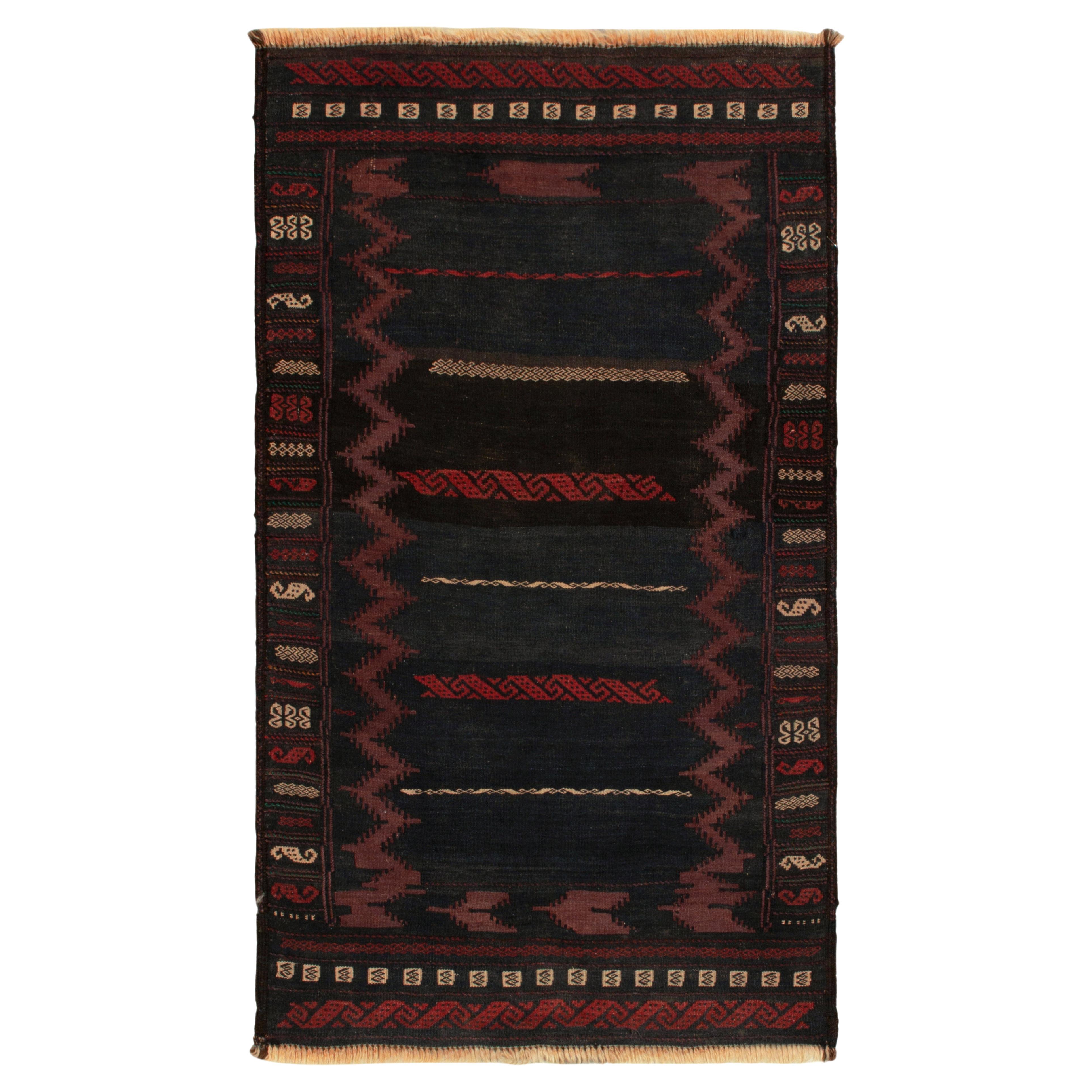 Alfombra Kilim Vintage de los años 50 con estampado geométrico tribal púrpura y rojo by Rug & Kilim en venta