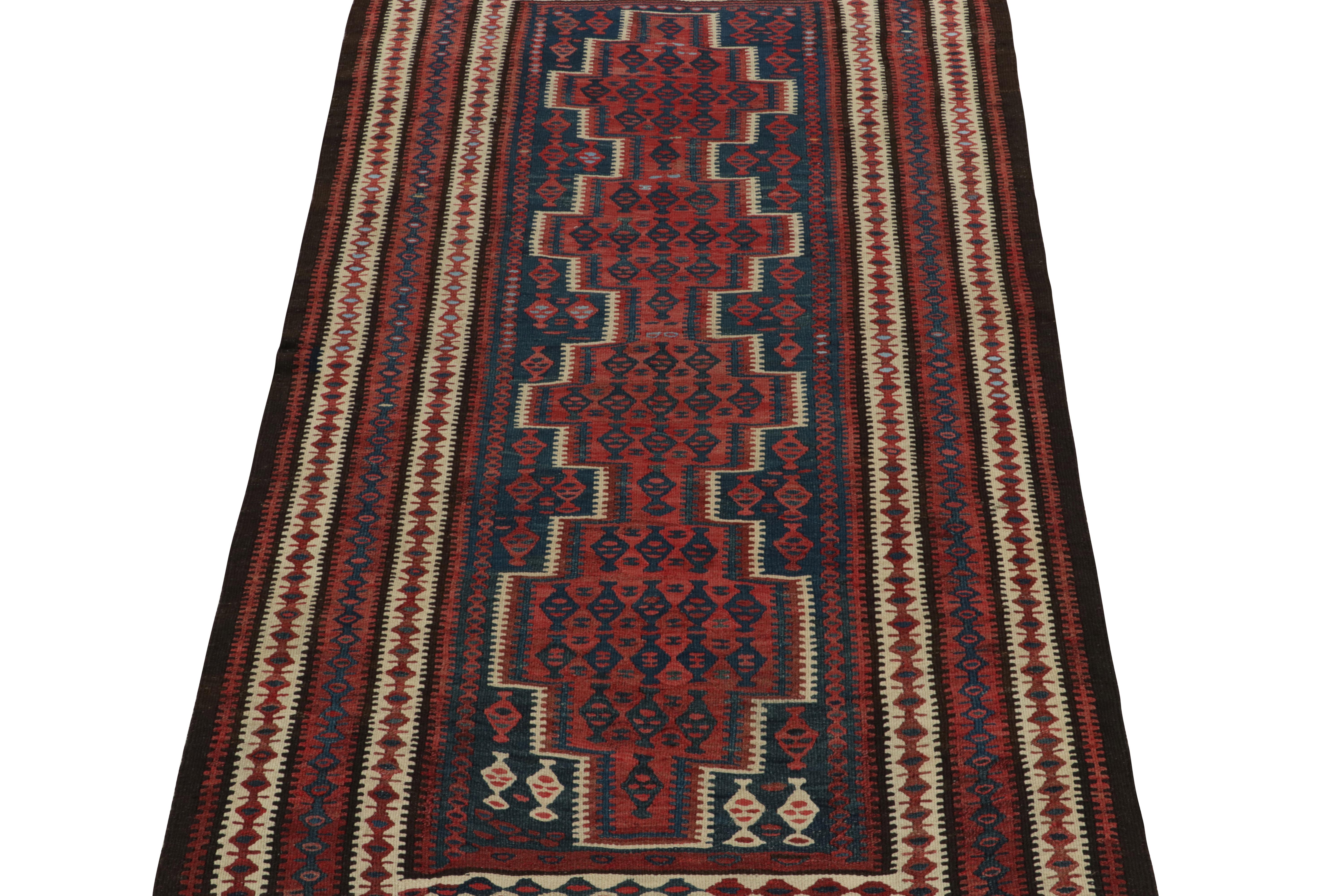 Vintage-Kelimteppich aus den 1950er Jahren mit roten, blauen und braunen geometrischen Mustern von Teppich & Kelim (Stammeskunst) im Angebot
