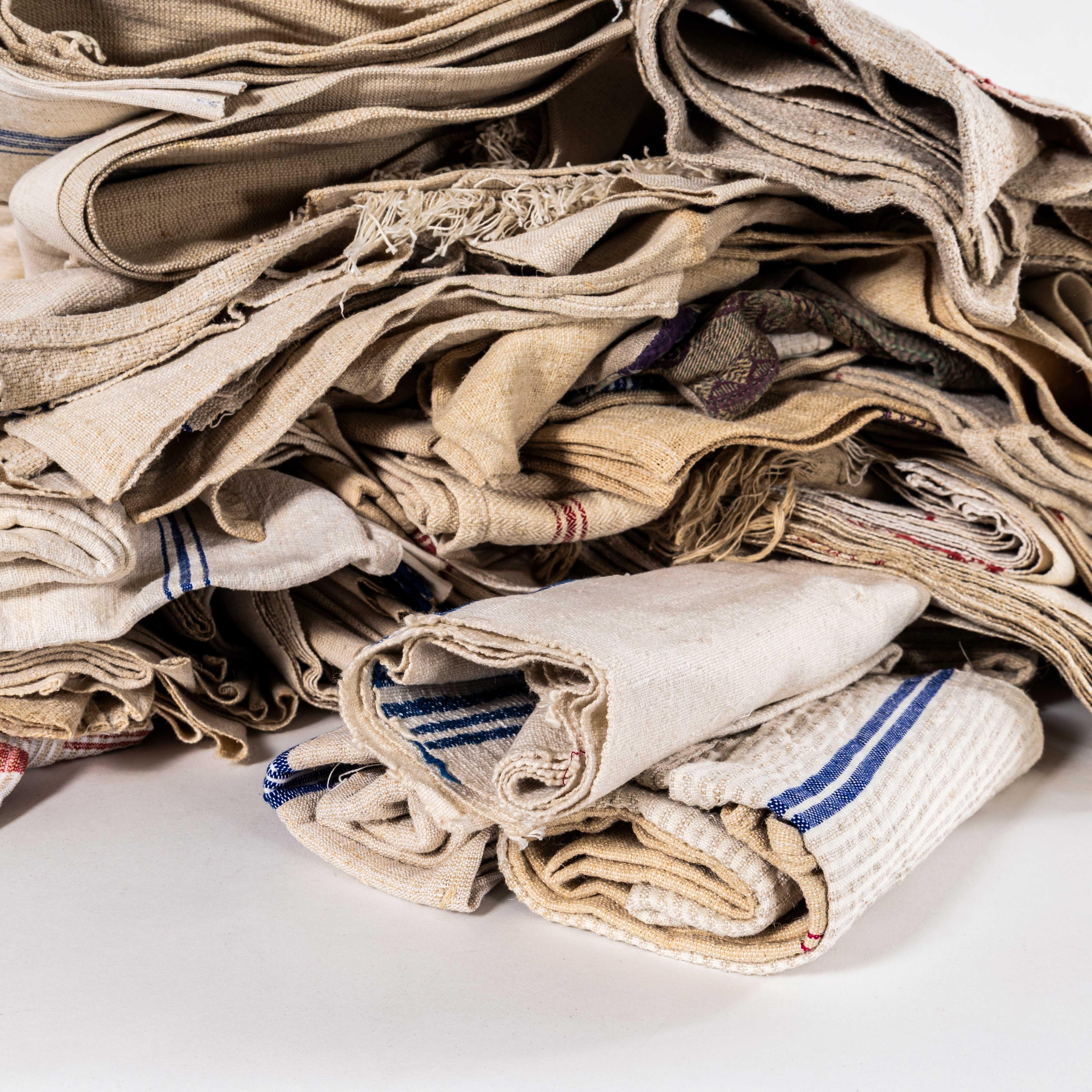 1950's Vintage Kitchen Towels - Mixed Selection In Good Condition For Sale In Hook, Hampshire