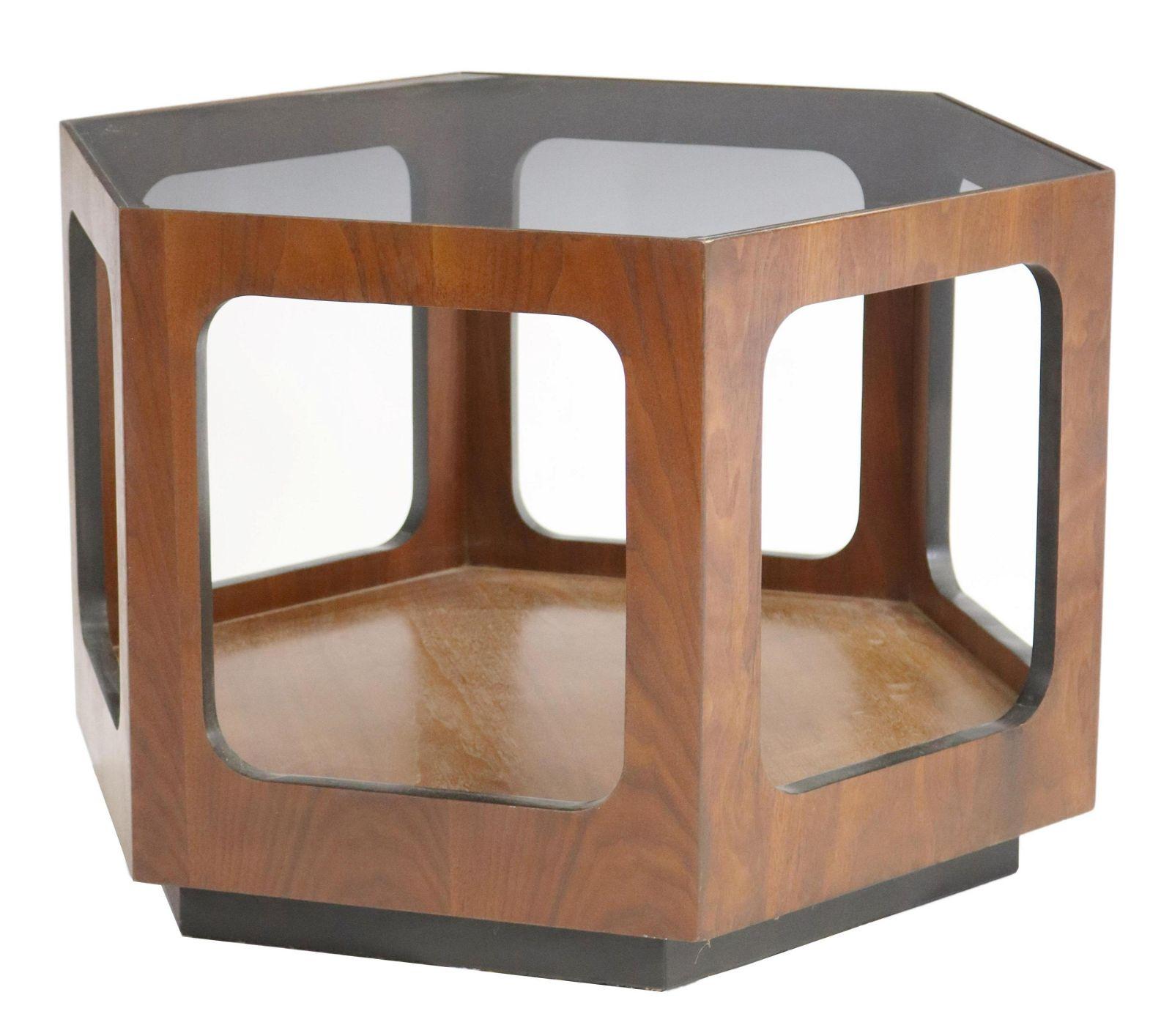 Tavolino esagonale in noce impiallacciato della metà del secolo scorso, Lane Furniture, anni '50 circa. Questo tavolino super cool è caratterizzato da un piano in vetro fumé, da una struttura esagonale in noce con lati aperti, da un ripiano mediale