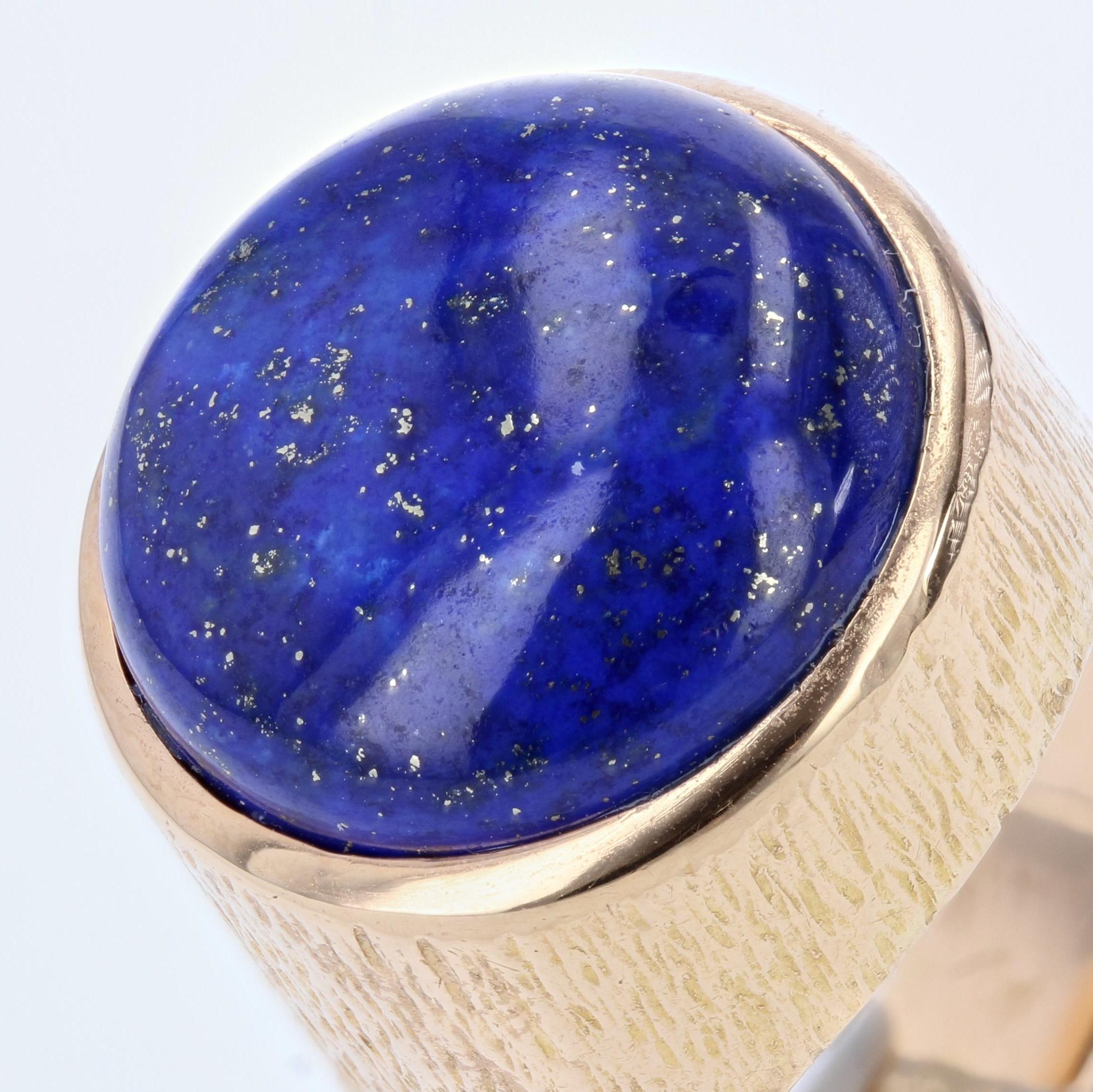 Retro 1950s Vintage Lapis Lazuli Chiseled 18 Karat Yellow Gold Signet Ring For Sale