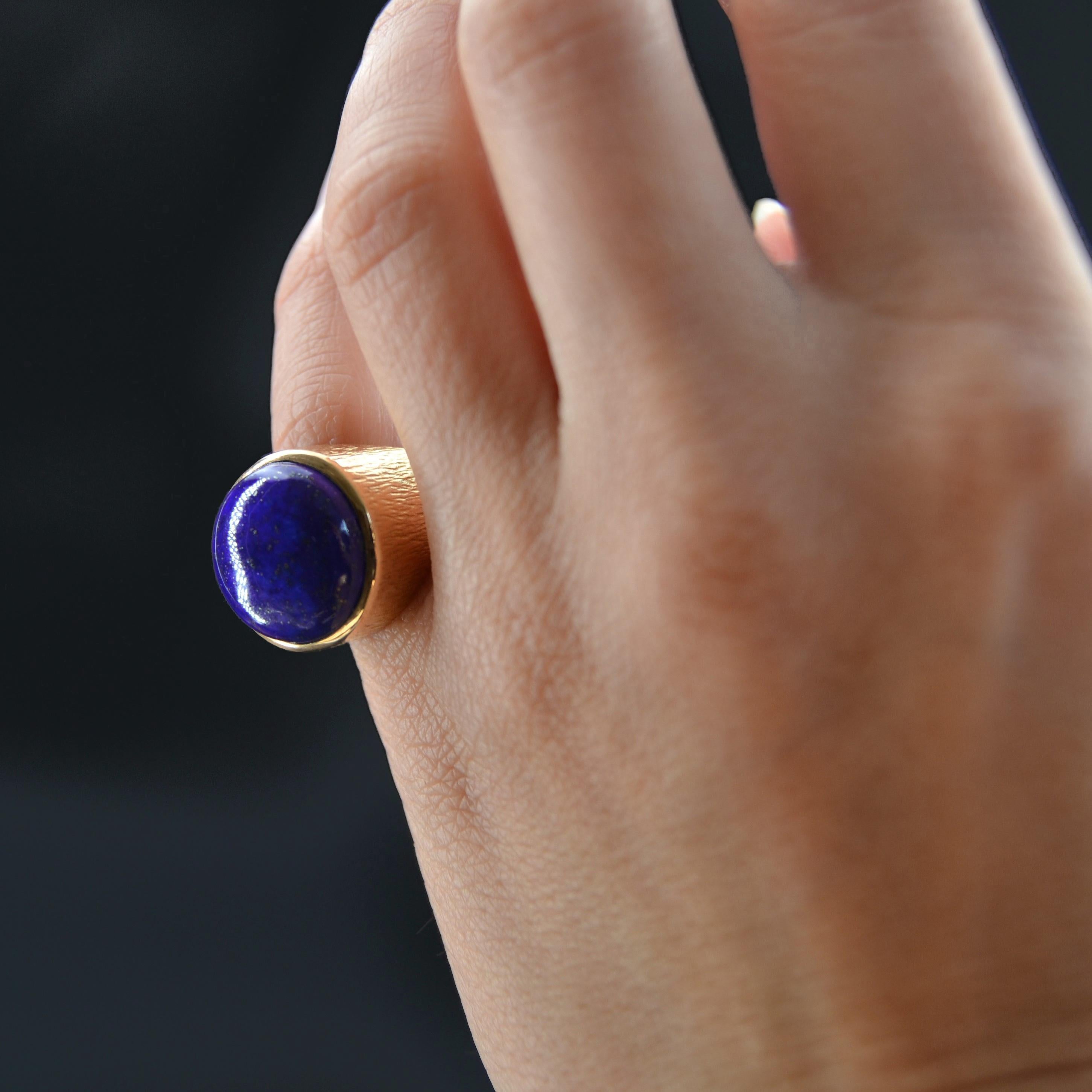 1950s Vintage Lapis Lazuli Chiseled 18 Karat Yellow Gold Signet Ring For Sale 3