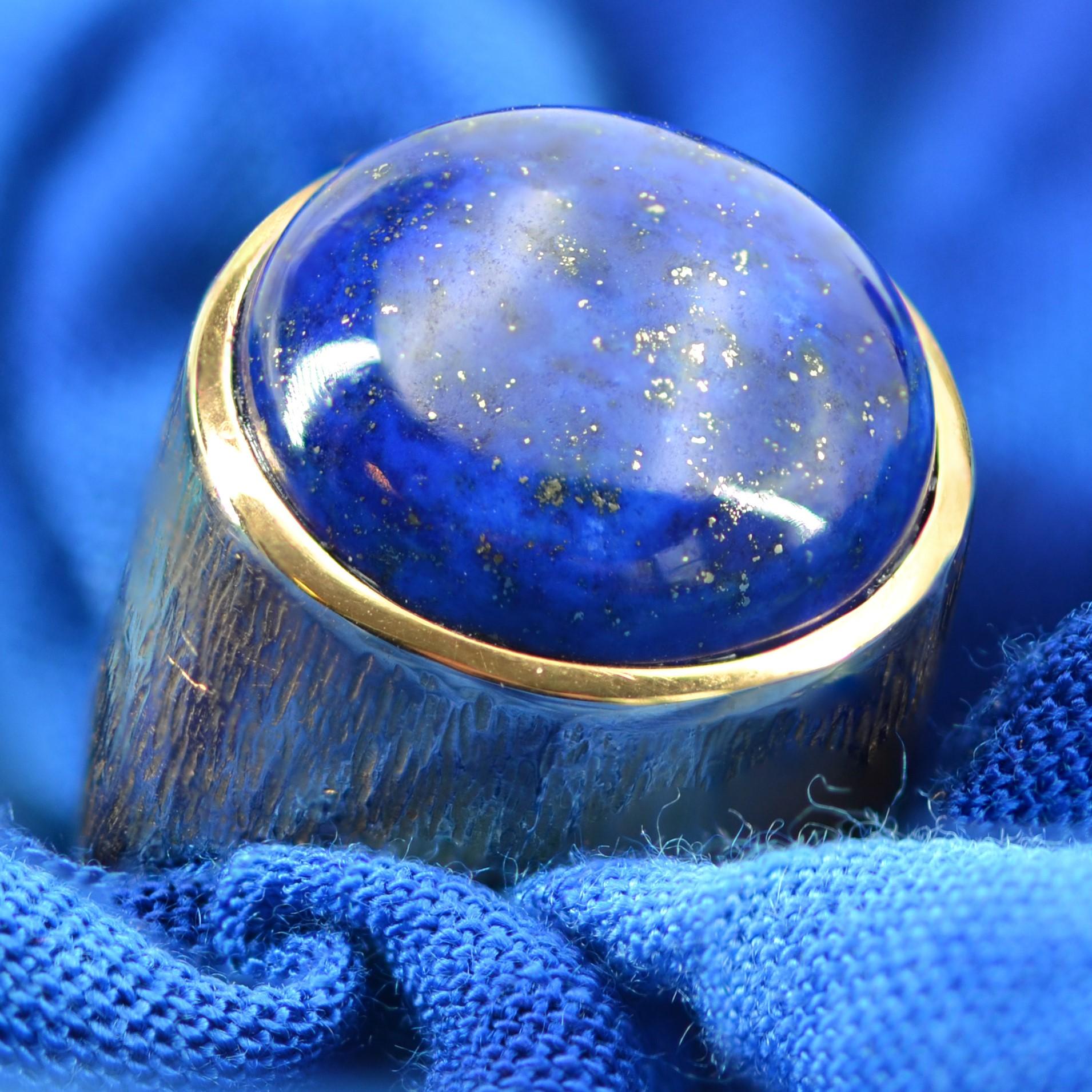 1950s Vintage Lapis Lazuli Chiseled 18 Karat Yellow Gold Signet Ring For Sale 7