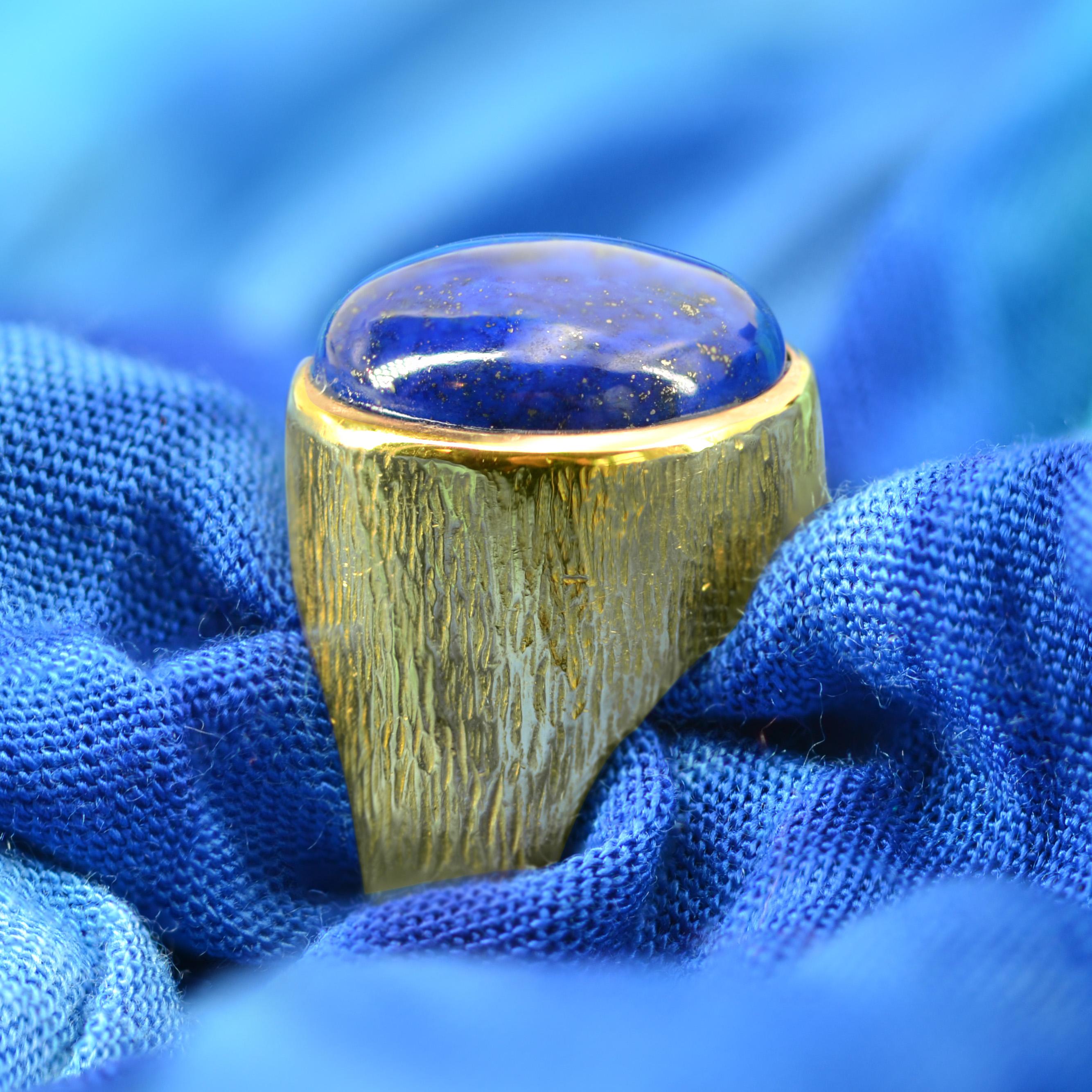 1950s Vintage Lapis Lazuli Chiseled 18 Karat Yellow Gold Signet Ring For Sale 8