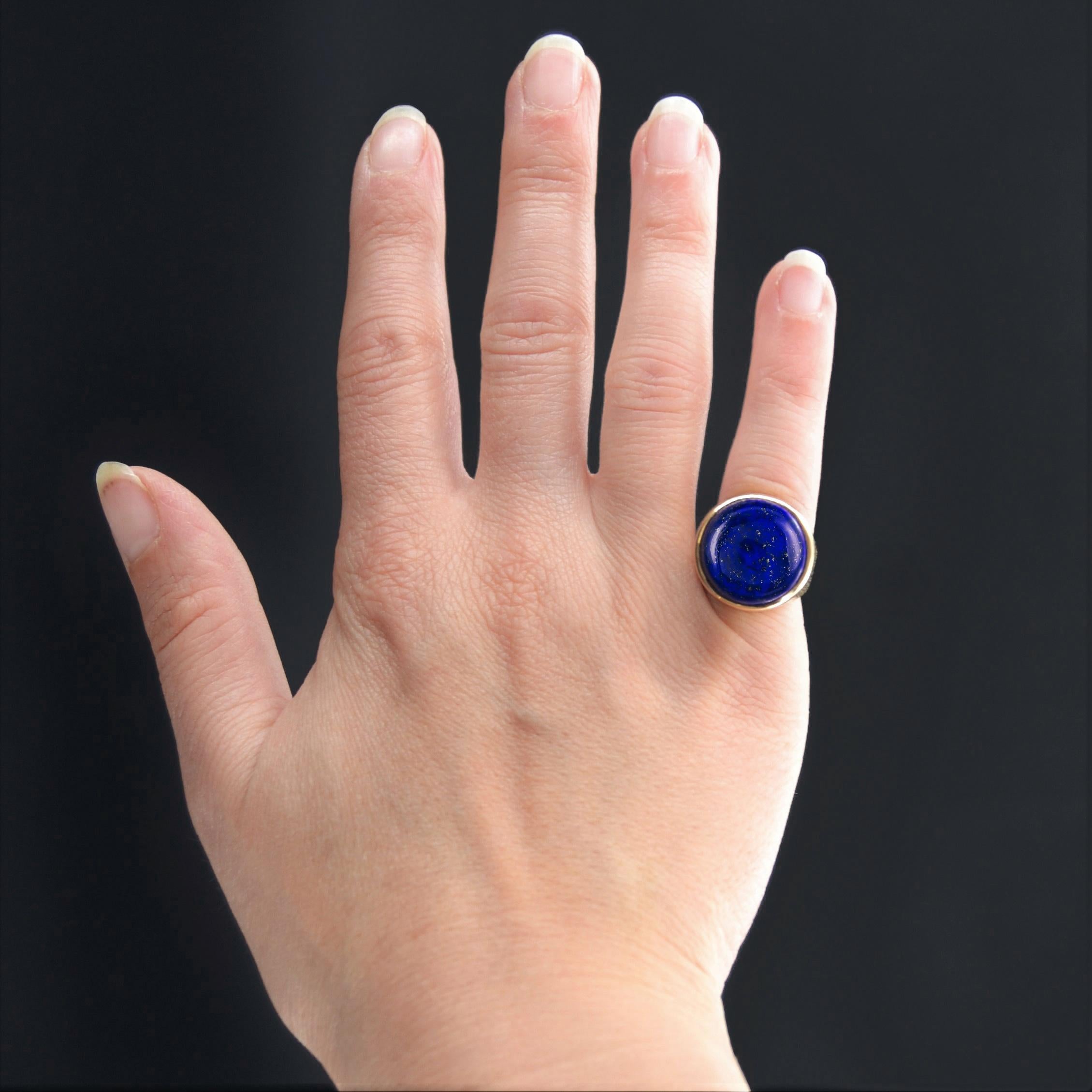 Bague en or jaune 18 carats, poinçon tête d'aigle.
Jolie bague chevalière, elle est fermée et sertie sur son sommet d'un lapis-lazuli cabochon plat. L'ensemble du cadre est fabriqué avec précision et raffinement.
Hauteur : 17,1 mm, largeur : 17,3