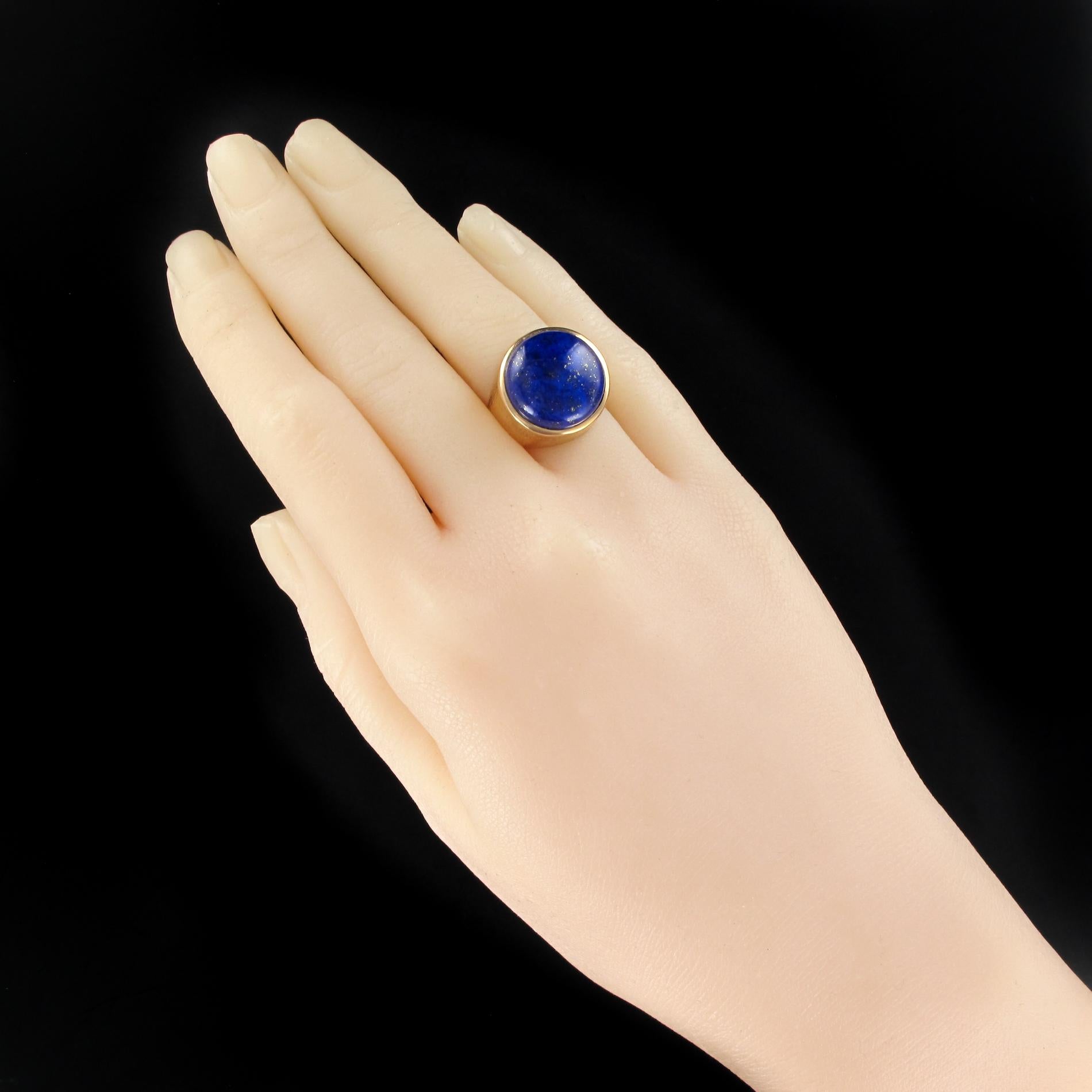Ring in 18 karats yellow gold, eagle's head hallmark.
Lovely signet ring, it is closed set on its top with a flat cabochon lapis lazuli. The entire frame is crafted with precision and refinement.
Height: 17.1 mm, width: 17.3 mm, thickness: about 10
