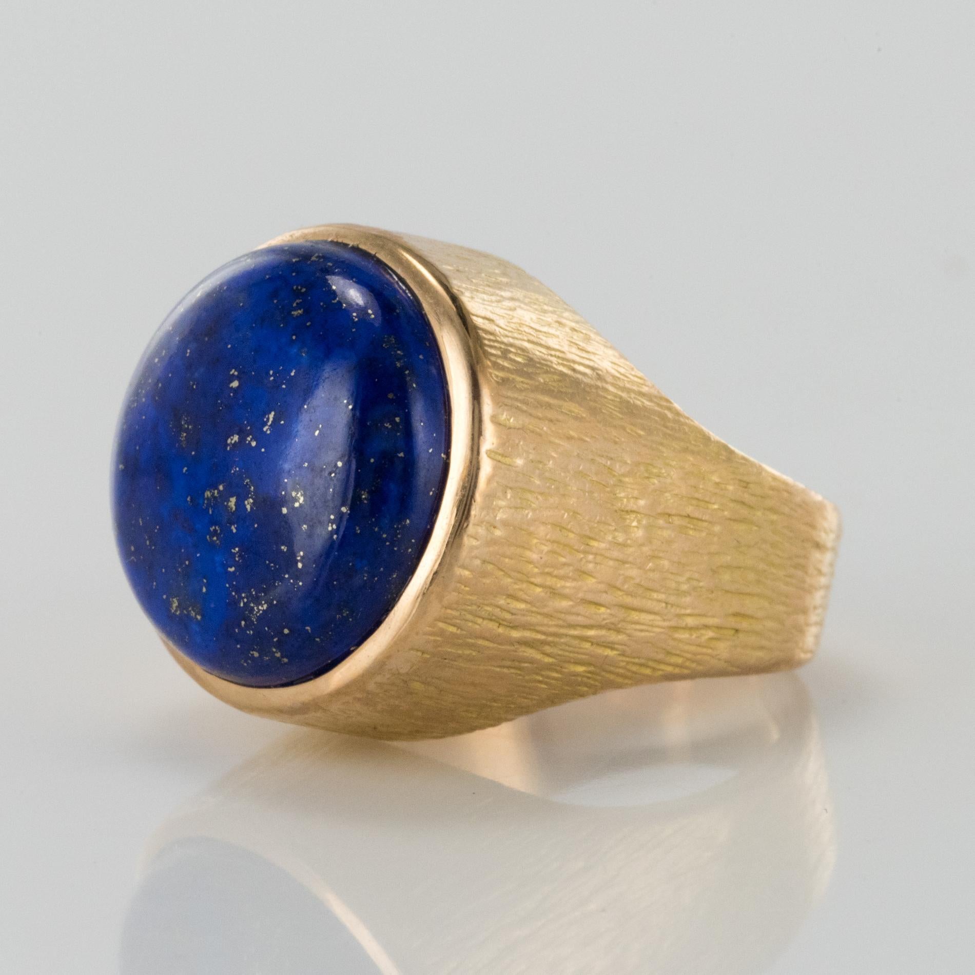 Retro 1950s Vintage Lapis Lazuli Chiseled 18 Karat Yellow Gold Signet Ring