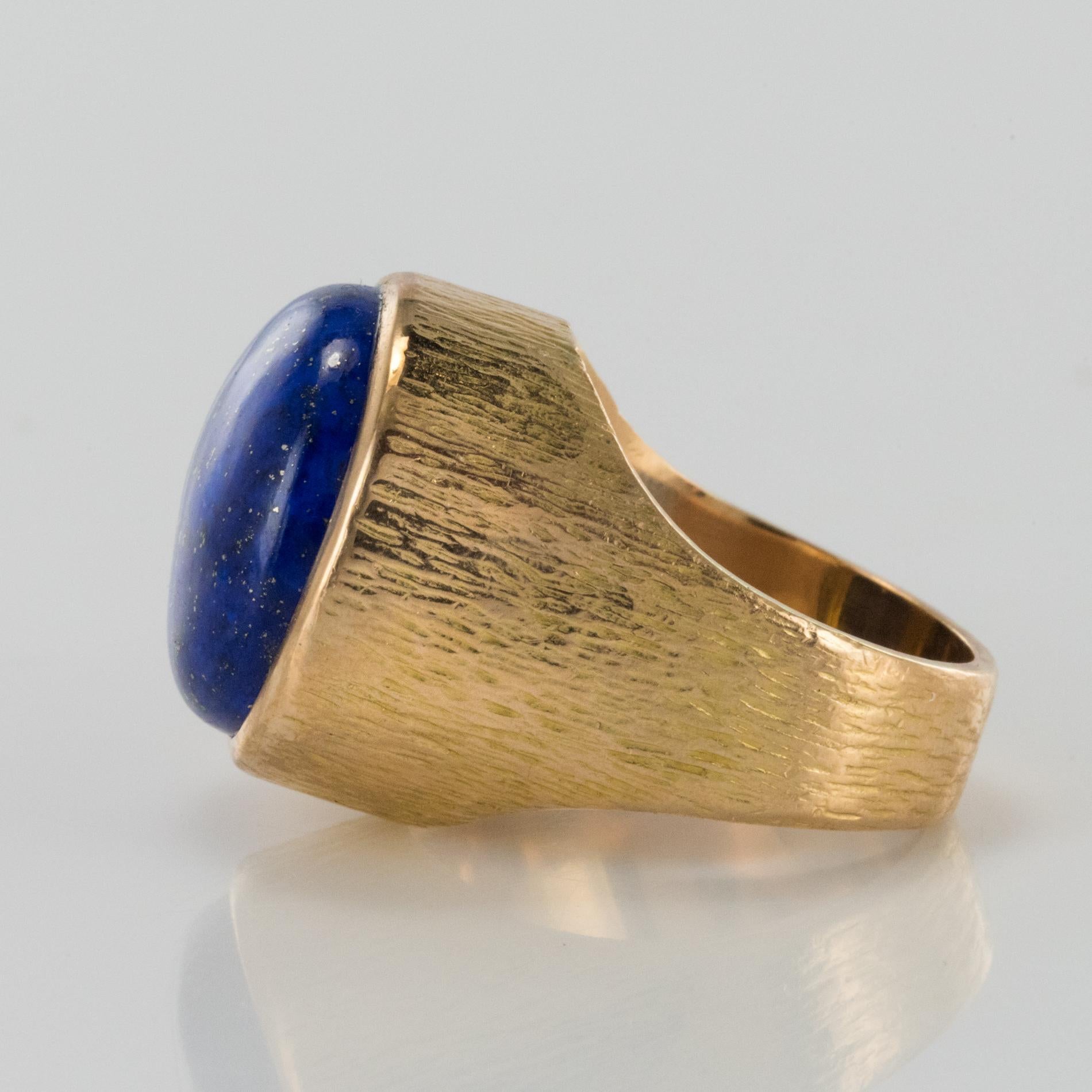 Cabochon 1950s Vintage Lapis Lazuli Chiseled 18 Karat Yellow Gold Signet Ring For Sale
