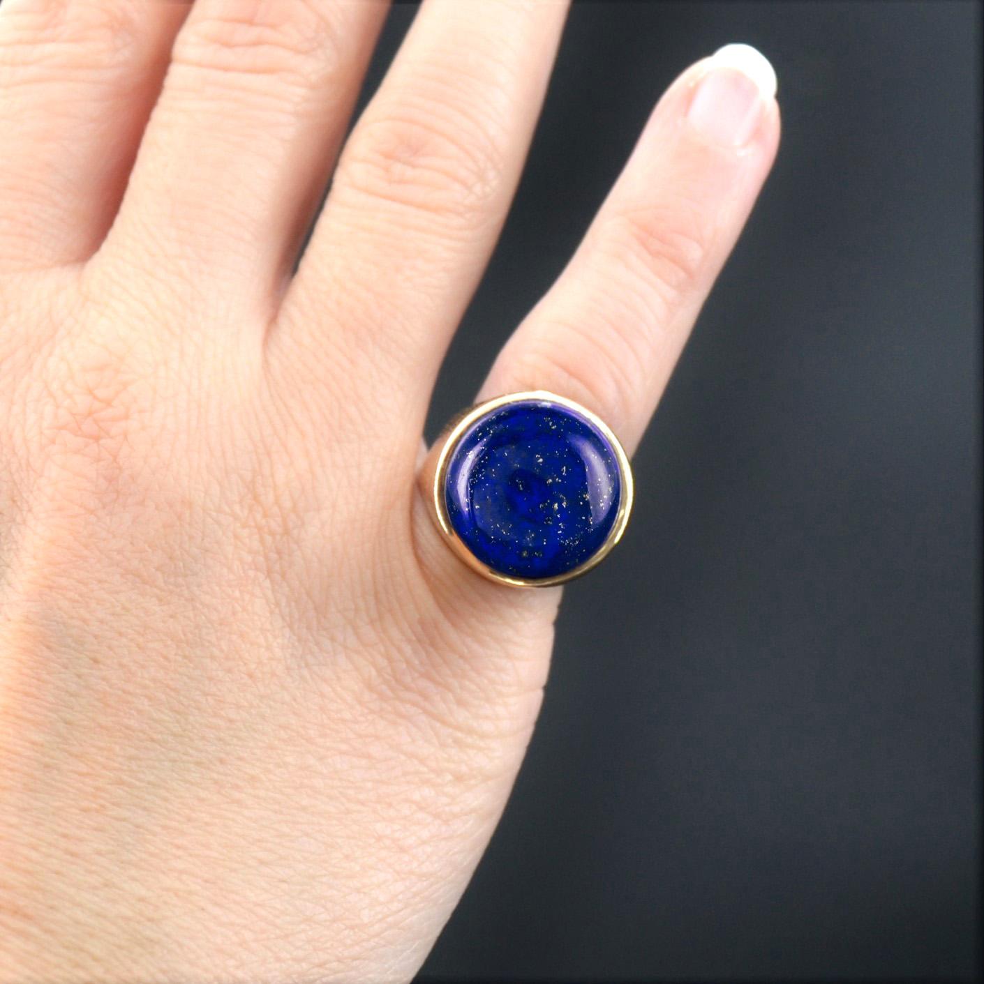 Taille cabochon 1950s Vintage Lapis Lazuli Signet Ring ciselé en or jaune 18 carats en vente