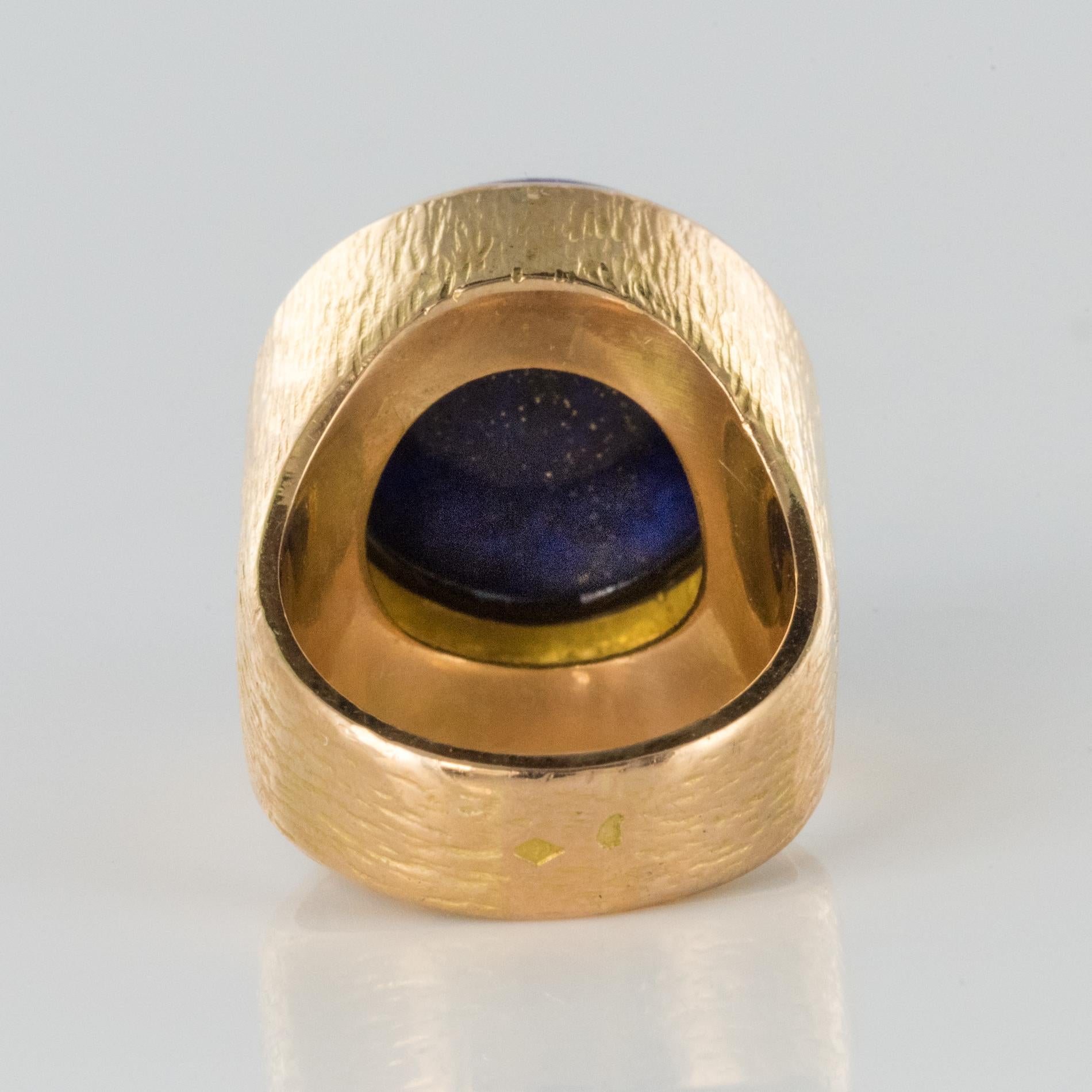 1950s Vintage Lapis Lazuli Signet Ring ciselé en or jaune 18 carats en vente 2