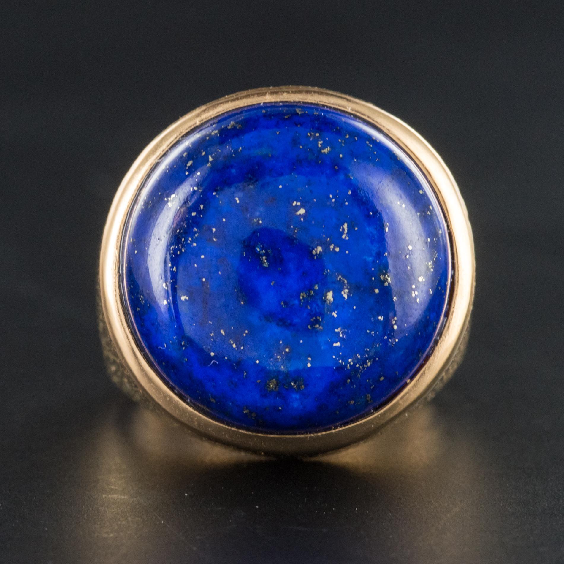 1950s Vintage Lapis Lazuli Chiseled 18 Karat Yellow Gold Signet Ring For Sale 1