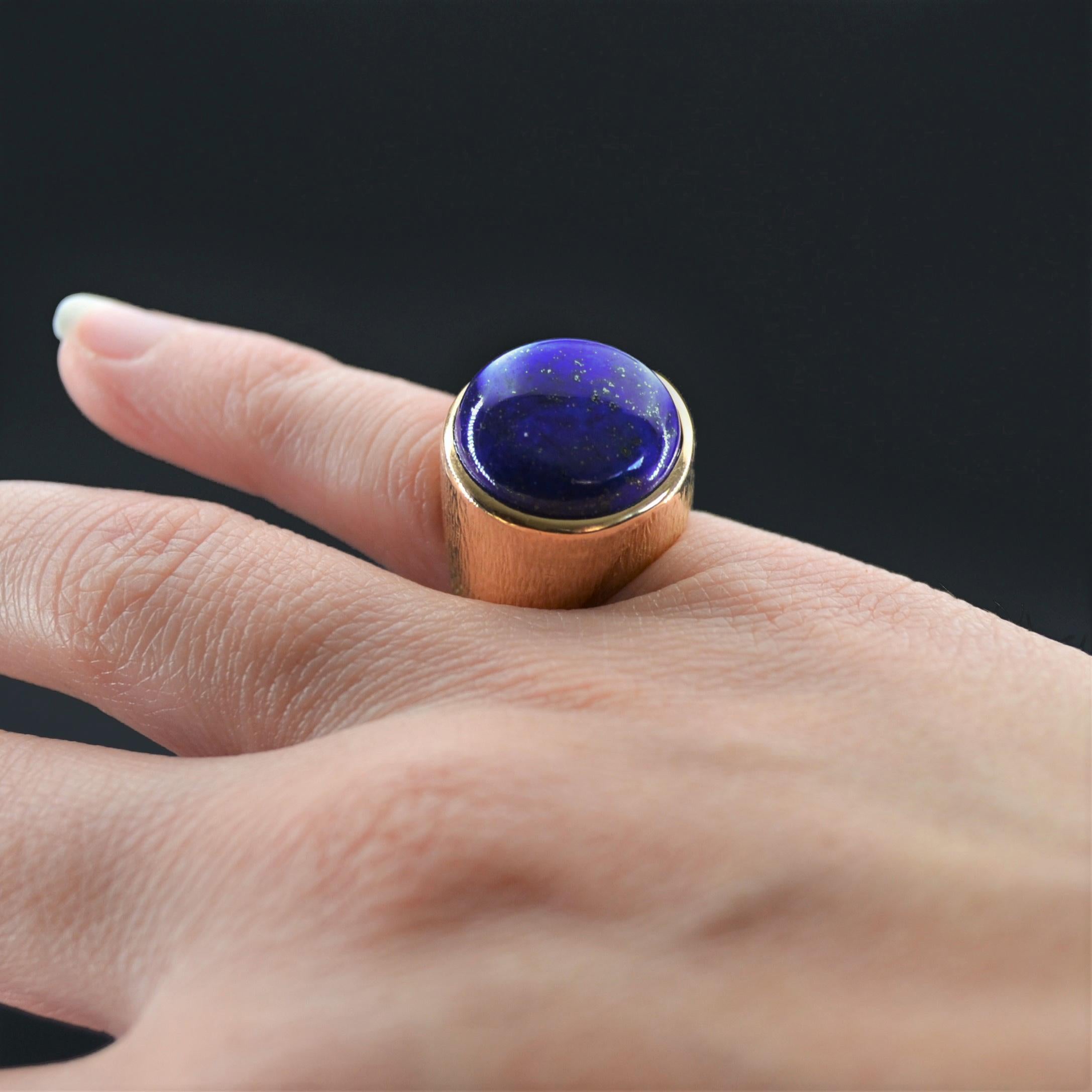 1950s Vintage Lapis Lazuli Chiseled 18 Karat Yellow Gold Signet Ring In Excellent Condition For Sale In Poitiers, FR