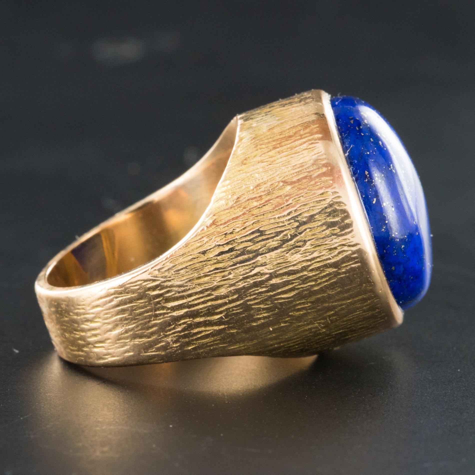 1950s Vintage Lapis Lazuli Chiseled 18 Karat Yellow Gold Signet Ring For Sale 4