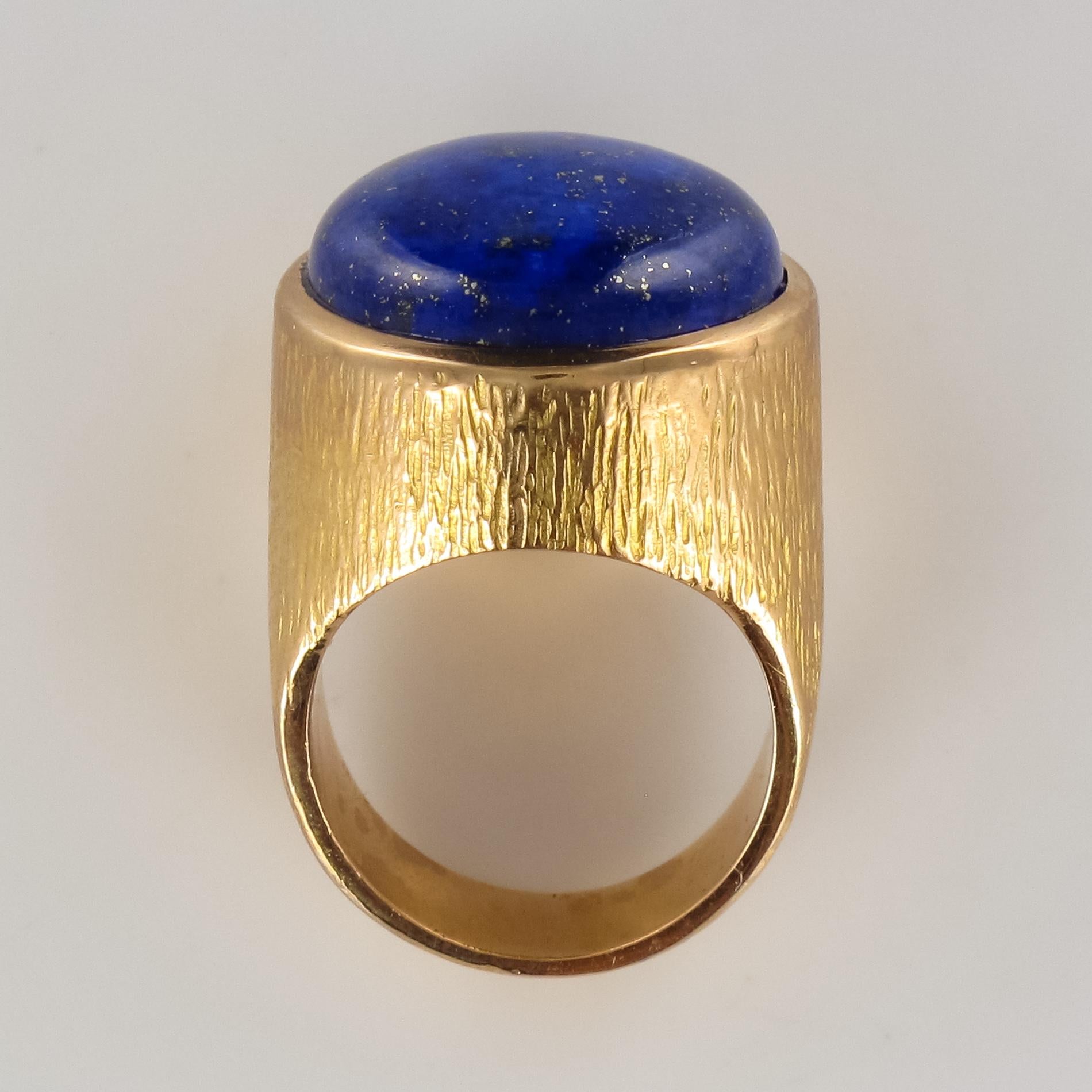 1950s Vintage Lapis Lazuli Chiseled 18 Karat Yellow Gold Signet Ring For Sale 5