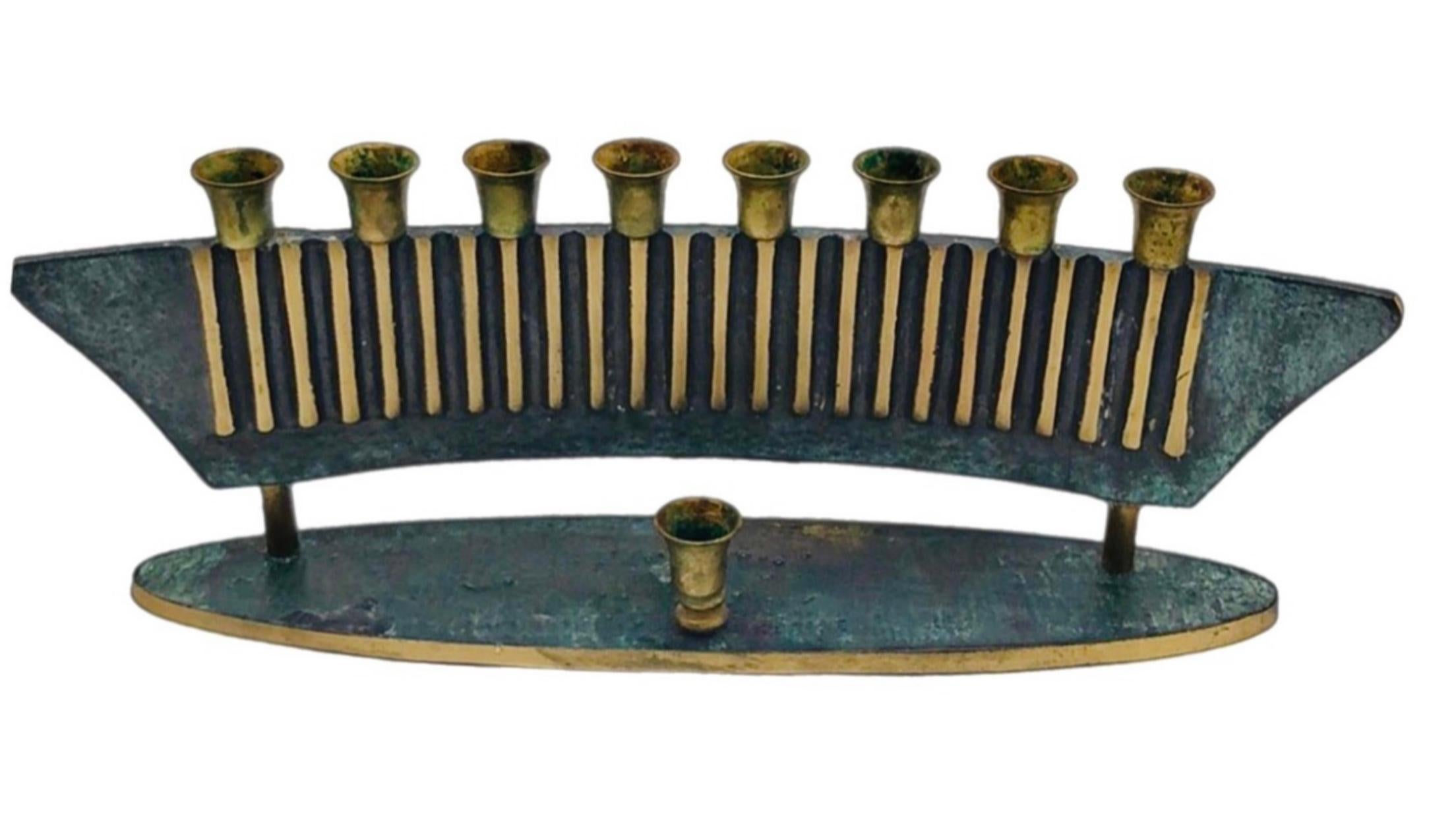 1950s Vintage, Mid Century, Art Deco Verdigris Sculptural Modern Menorah.  Israël

Menorah exquise, minimaliste, moderne du milieu du siècle, incurvée, en vert-de-gris, avec un centre focal surélevé et un design linéaire en laiton sur un fond en
