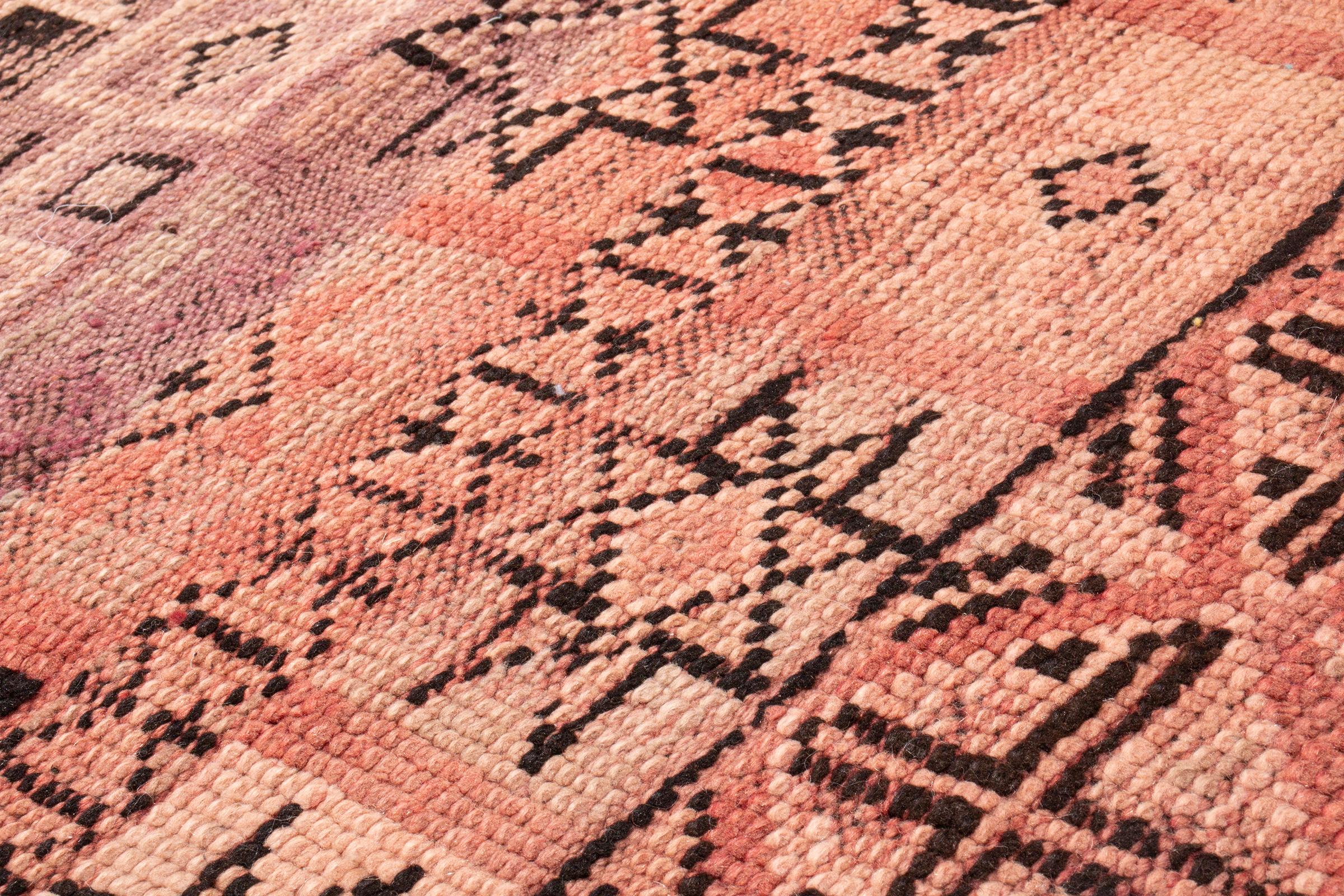 1950s Vintage Midcentury Moroccan Rug Beige Pink Tribal Geometric Pattern In Good Condition In Long Island City, NY
